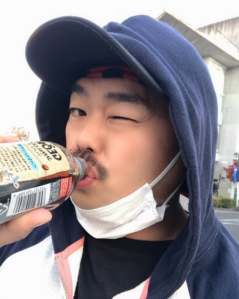 クロちゃんさんのインスタグラム写真 - (クロちゃんInstagram)「コーシー飲んでウォーキング。 松本は、空気が澄んでて美味しいしんねー♪」11月16日 7時33分 - kurochandesuwawa