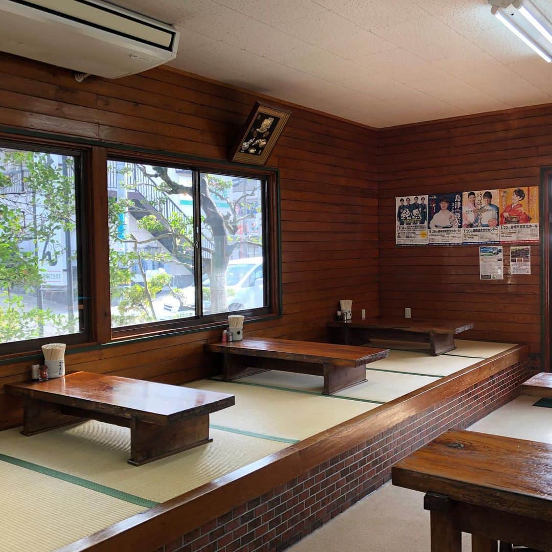 甲斐みのりさんのインスタグラム写真 - (甲斐みのりInstagram)「宮崎で朝うどん。 〝あのかき氷“で有名な「百姓うどん」へ。「たまか」にごぼてんをトッピングしたところ、天かすと天ぷらの衣がダブルでつゆをすいとって、お腹もぱーんとふくれあがった。 壁に貼ってあった純烈のコンサートのポスターを「いいなあ」と眺めていたところ、願いが通じたのか同じ飛行機。 「重乃井」は臨時休業でまた次回のお楽しみに。  #旅のかけら宮崎」11月16日 7時45分 - minori_loule