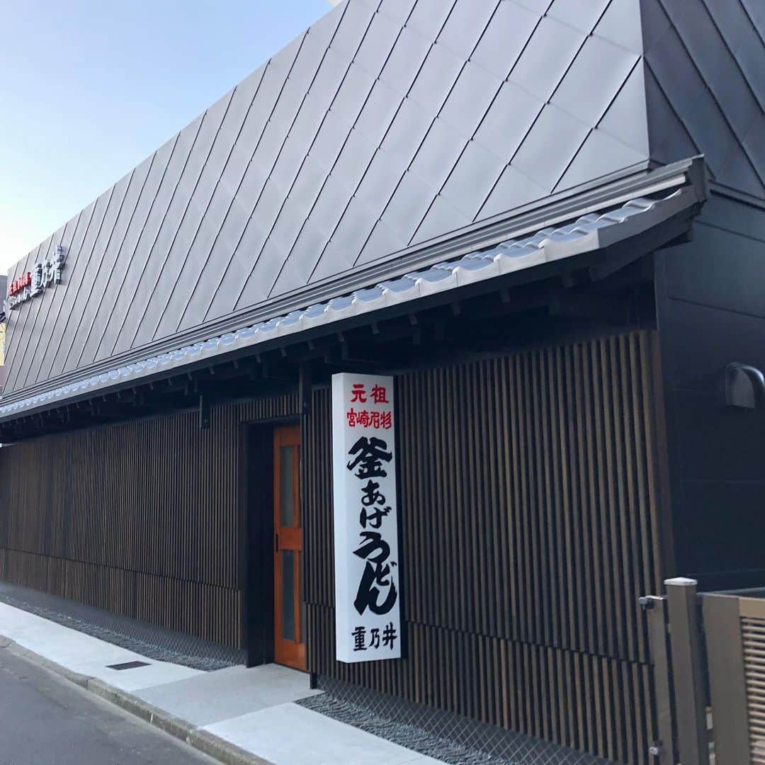 甲斐みのりさんのインスタグラム写真 - (甲斐みのりInstagram)「宮崎で朝うどん。 〝あのかき氷“で有名な「百姓うどん」へ。「たまか」にごぼてんをトッピングしたところ、天かすと天ぷらの衣がダブルでつゆをすいとって、お腹もぱーんとふくれあがった。 壁に貼ってあった純烈のコンサートのポスターを「いいなあ」と眺めていたところ、願いが通じたのか同じ飛行機。 「重乃井」は臨時休業でまた次回のお楽しみに。  #旅のかけら宮崎」11月16日 7時45分 - minori_loule
