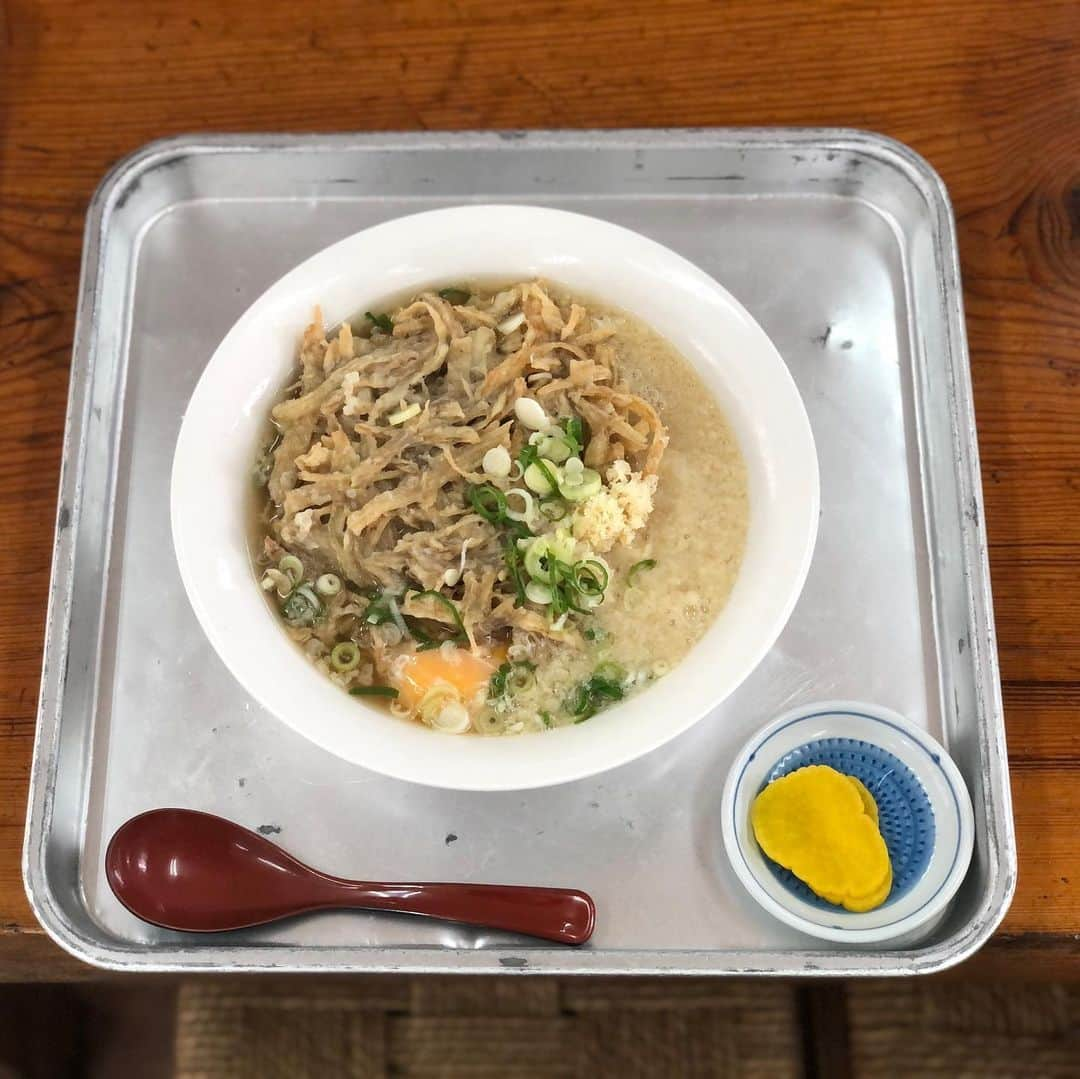 甲斐みのりさんのインスタグラム写真 - (甲斐みのりInstagram)「宮崎で朝うどん。 〝あのかき氷“で有名な「百姓うどん」へ。「たまか」にごぼてんをトッピングしたところ、天かすと天ぷらの衣がダブルでつゆをすいとって、お腹もぱーんとふくれあがった。 壁に貼ってあった純烈のコンサートのポスターを「いいなあ」と眺めていたところ、願いが通じたのか同じ飛行機。 「重乃井」は臨時休業でまた次回のお楽しみに。  #旅のかけら宮崎」11月16日 7時45分 - minori_loule