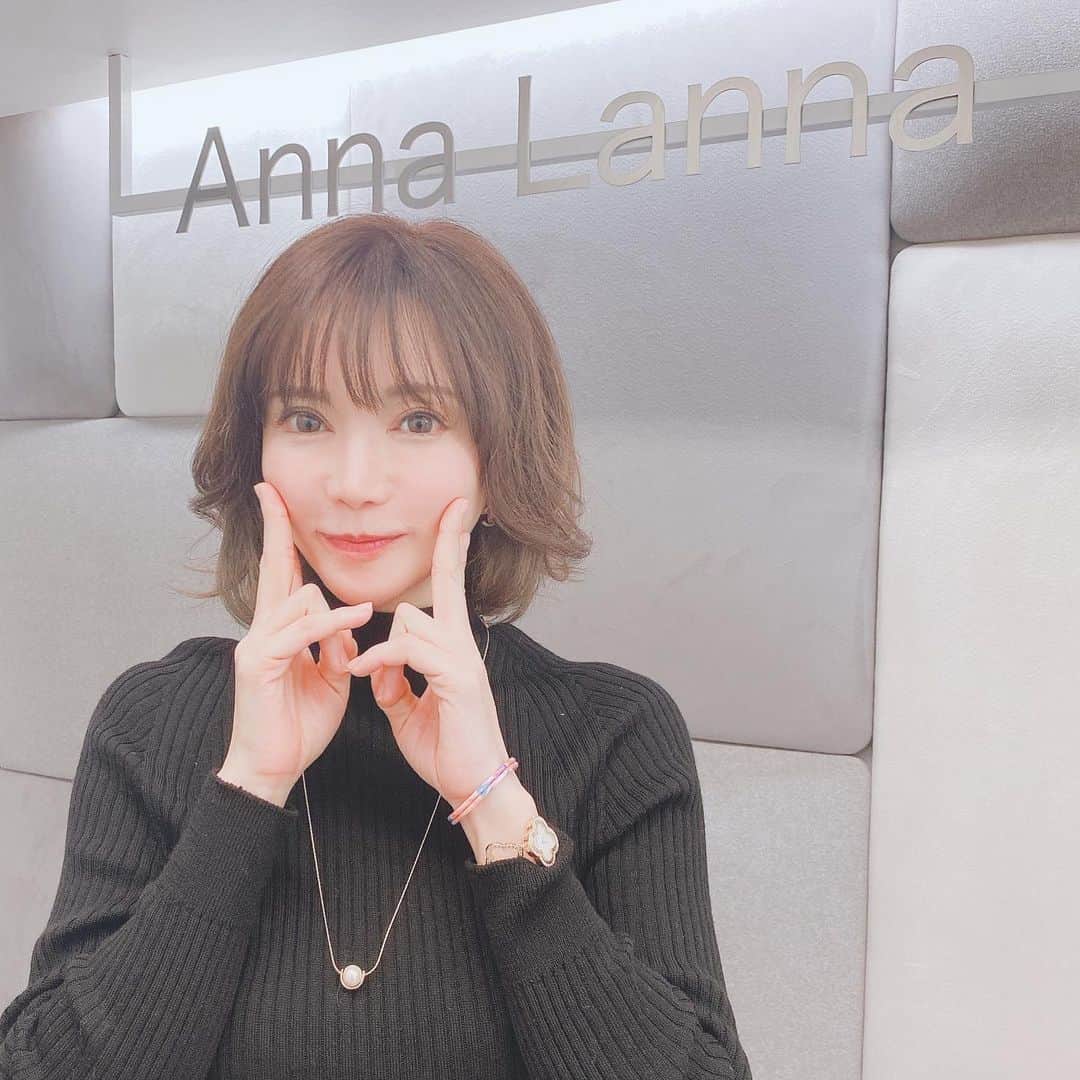 里美ゆりあのインスタグラム：「#表参道 にある#美容院  に行ってきたよ(*¯︶¯♥) #color #トリートメント してもらったけど私の#髪の毛 が痛み過ぎて.｡.:*･'(*°∇°*)'･*:.｡. またお願いします☆°｡⋆⸜(* ॑꒳ ॑* )⸝」