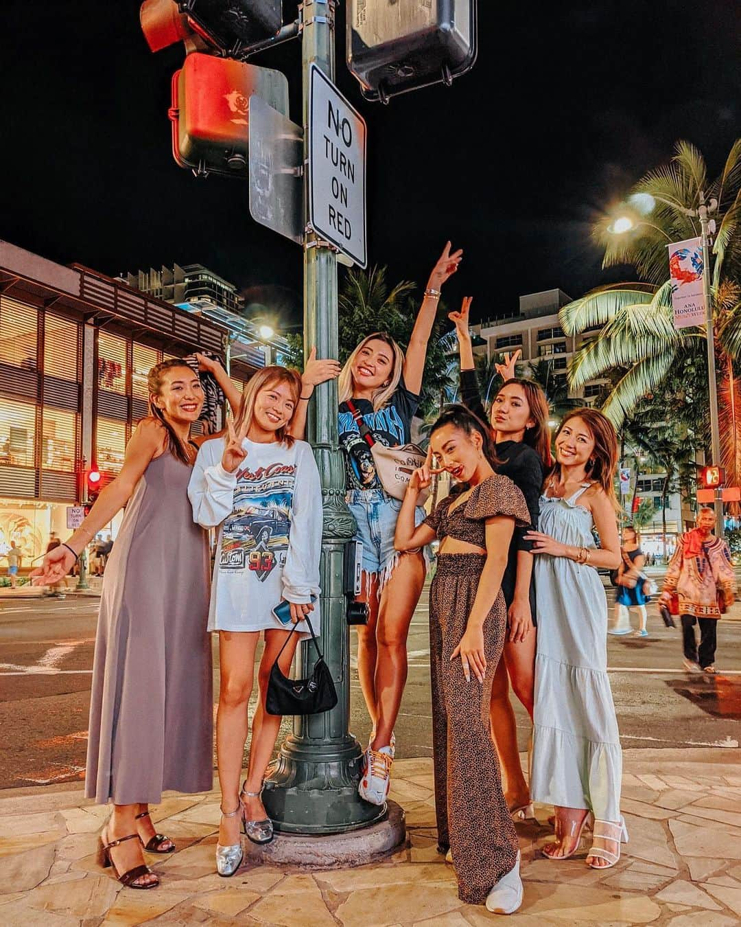 植野有砂さんのインスタグラム写真 - (植野有砂Instagram)「Alohaaaa🌺🌴🤙❤️ハワイ到着！ @techitechiaya の結婚式のために大集合！すでに超楽しい😆💓💓💓10年ぶりのハワイ楽しむぞー！ #hawaii #pixel4やっぱすご #夜景モード #pixelで撮影」11月16日 18時33分 - alisaueno