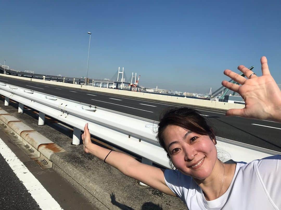 多胡安那さんのインスタグラム写真 - (多胡安那Instagram)「先週末のことですが、 横浜マラソンに参加してきました。 目標としていた4時間台と、一度も歩かないでゴールするというのを達成できたので良かったです。 横浜マラソンはガイドブックに載っている所を網羅している観光コースで、首都高を貸しきるというレアな大会。横浜ベイブリッジを目の高さで見られるのは幸せでした。 横浜らしく、完走メダルもオシャレすぎるのです。 沿道で応援してくださった方々、 ありがとうございました。 #気象予報士#横浜マラソン#横浜#サブ5」11月16日 18時34分 - tagoanna
