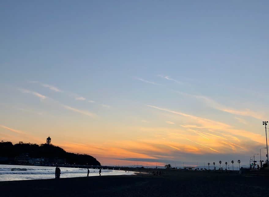 西原有紀さんのインスタグラム写真 - (西原有紀Instagram)「𝙲𝚑𝚒𝚕𝚕  𝚒𝚗 𝚏𝚛𝚘𝚗𝚝 𝚘𝚏 𝚝𝚑𝚎 𝚜𝚎𝚊 • • • 家族で鎌倉行って、そのまま江ノ島海岸へ🏄‍♀️🌊 ちょうど夕日が出てて、ほっこりした空間でリラックスできたよ👍❤️」11月16日 18時38分 - u_ki0211