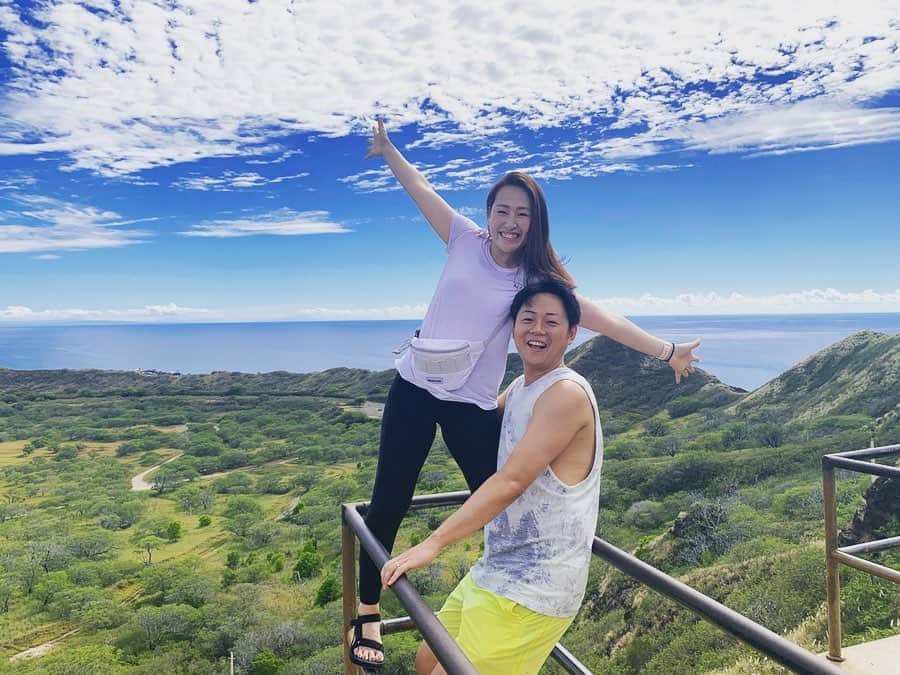 のインスタグラム：「Diamond head 💍 天気も良くて絶景でしたん。 Waikiki beachから歩いて行ったよ。 寄り道しなければ3時間で往復できた🤙 出発前に水を買うのがオススメ。 自販機は運が良くないと使えない。はう。 ふもとのパインスムージーで生き返った。 #ダイアモンドヘッド#diamondhead #ハワイ#ハワイ旅行#旅行#Hawaii#Waikiki #99段の階段#少し辛い#少しね #思い出#memories」