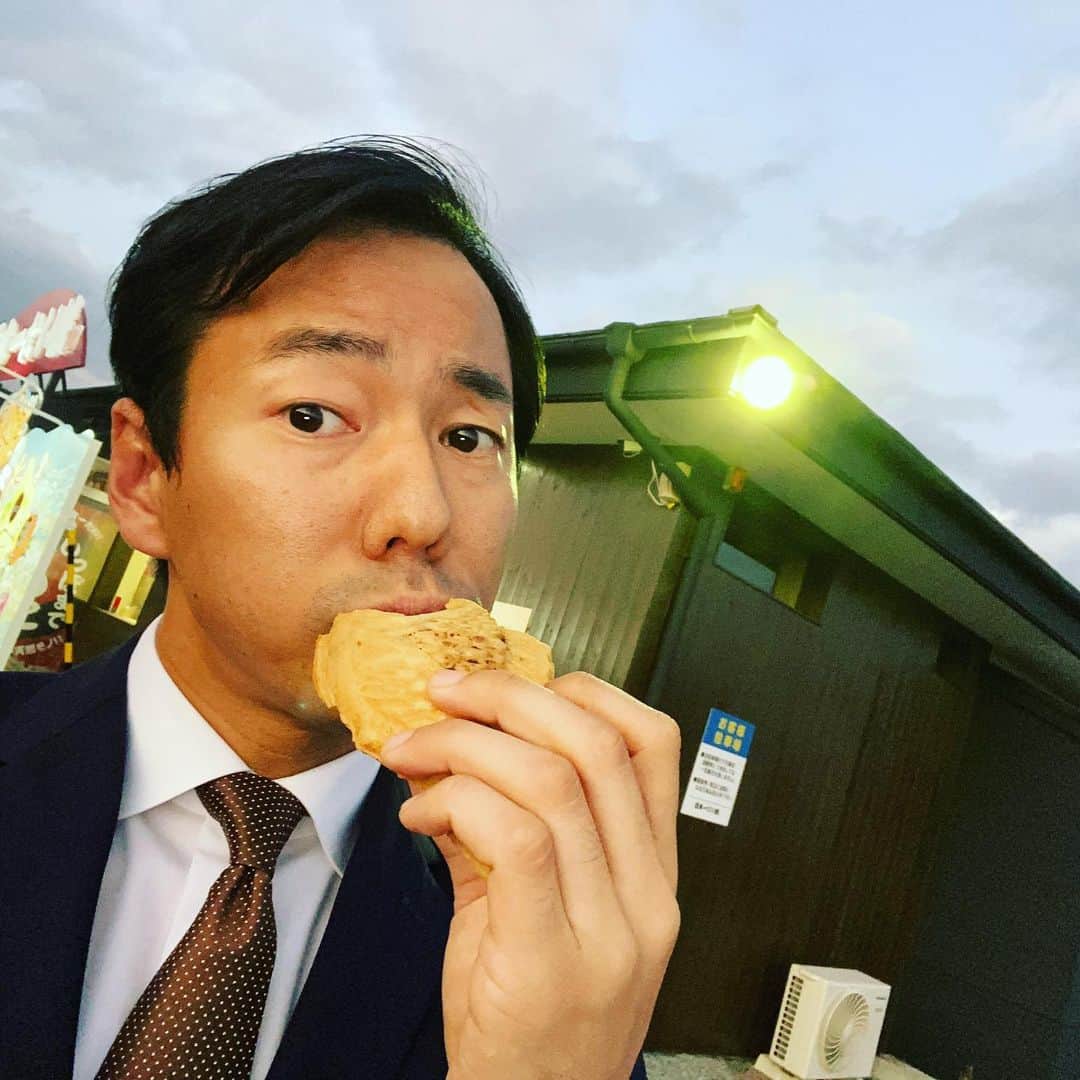 山本左近さんのインスタグラム写真 - (山本左近Instagram)「兵庫県で、明石の鯛を頂きました笑笑  #明石の鯛 と言いつつ、#たいやき #兵庫県  #熱々 #美味しい」11月16日 17時14分 - sakon_yamamoto