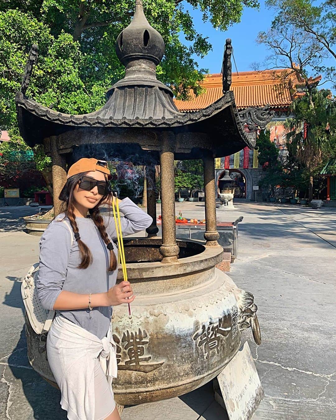 sananasのインスタグラム：「Make a wish 🌬✨#JavaisPasDautresElastiquesDontJudgeMe PS : Ceux qui ont loupé mes deux dernières vidéos, je vous ai posté mes favoris et flops du mois et un haul ! Go sur ma chaîne le lien est dans la bio 😘」