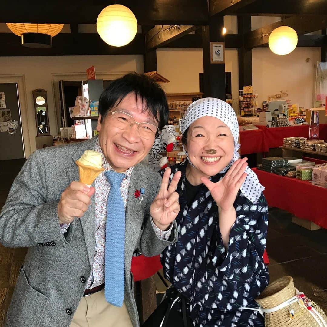 尾木直樹さんのインスタグラム写真 - (尾木直樹Instagram)「お土産物屋さんで安来節、どじょうすくいの格好をしたお姉さんと記念写真撮りましたー💕 - #島根県 #安来節 #どじょうすくい #尾木ママ #ひょっとこ #お姉さん と#一緒に #今日は #尾木ママ講演会 です❗️」11月16日 17時15分 - oginaoki_ogimama