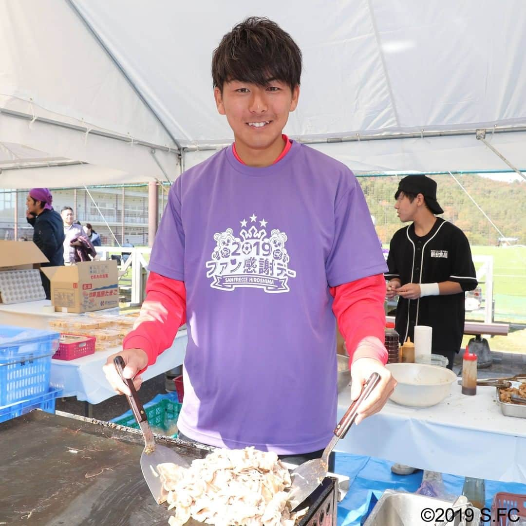 サンフレッチェ広島さんのインスタグラム写真 - (サンフレッチェ広島Instagram)「本日は、吉田サッカー公園でファン感謝デーが行われ、約2,000人のサポーターの方にご来場いただきました🎶  芝生の上でのアトラクションや、グッズ、飲食の販売、ステージなど、様々な場所で多くのサポーターの方とふれあうことができ、たくさんの笑顔があふれた1日となりました😊  ご来場いただいた皆さま、ありがとうございました🙇  2019シーズンは残りあと3試合。最後までともに戦いましょう👍  #sanfrecce #ICHIGAN」11月16日 17時15分 - sanfrecce.official