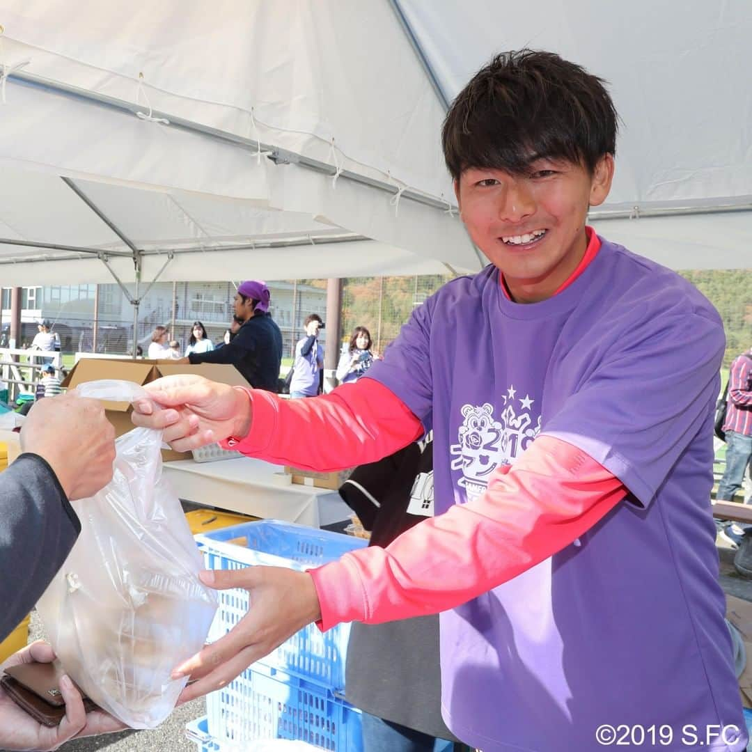 サンフレッチェ広島さんのインスタグラム写真 - (サンフレッチェ広島Instagram)「本日は、吉田サッカー公園でファン感謝デーが行われ、約2,000人のサポーターの方にご来場いただきました🎶  芝生の上でのアトラクションや、グッズ、飲食の販売、ステージなど、様々な場所で多くのサポーターの方とふれあうことができ、たくさんの笑顔があふれた1日となりました😊  ご来場いただいた皆さま、ありがとうございました🙇  2019シーズンは残りあと3試合。最後までともに戦いましょう👍  #sanfrecce #ICHIGAN」11月16日 17時15分 - sanfrecce.official