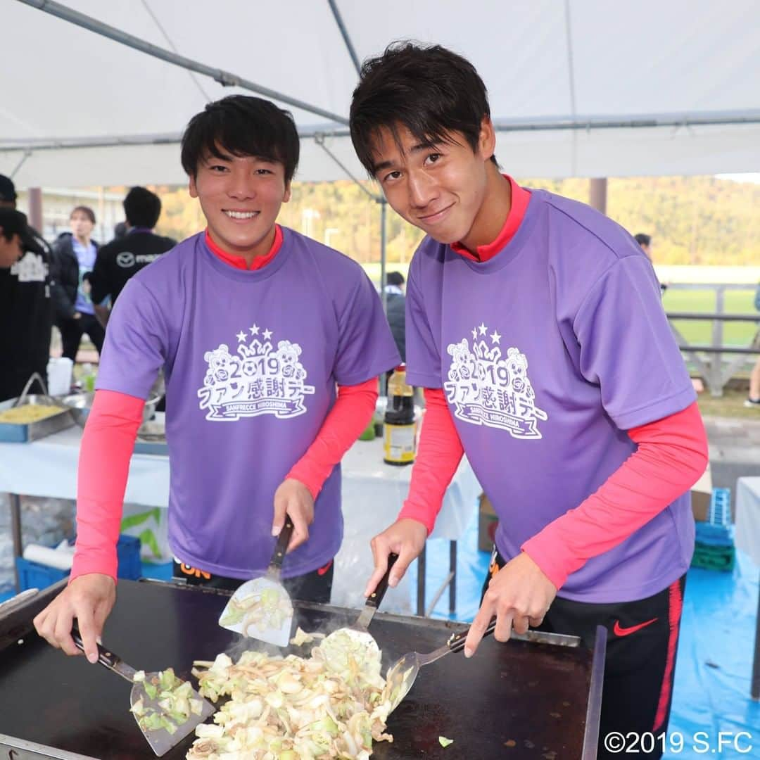 サンフレッチェ広島さんのインスタグラム写真 - (サンフレッチェ広島Instagram)「本日は、吉田サッカー公園でファン感謝デーが行われ、約2,000人のサポーターの方にご来場いただきました🎶  芝生の上でのアトラクションや、グッズ、飲食の販売、ステージなど、様々な場所で多くのサポーターの方とふれあうことができ、たくさんの笑顔があふれた1日となりました😊  ご来場いただいた皆さま、ありがとうございました🙇  2019シーズンは残りあと3試合。最後までともに戦いましょう👍  #sanfrecce #ICHIGAN」11月16日 17時15分 - sanfrecce.official