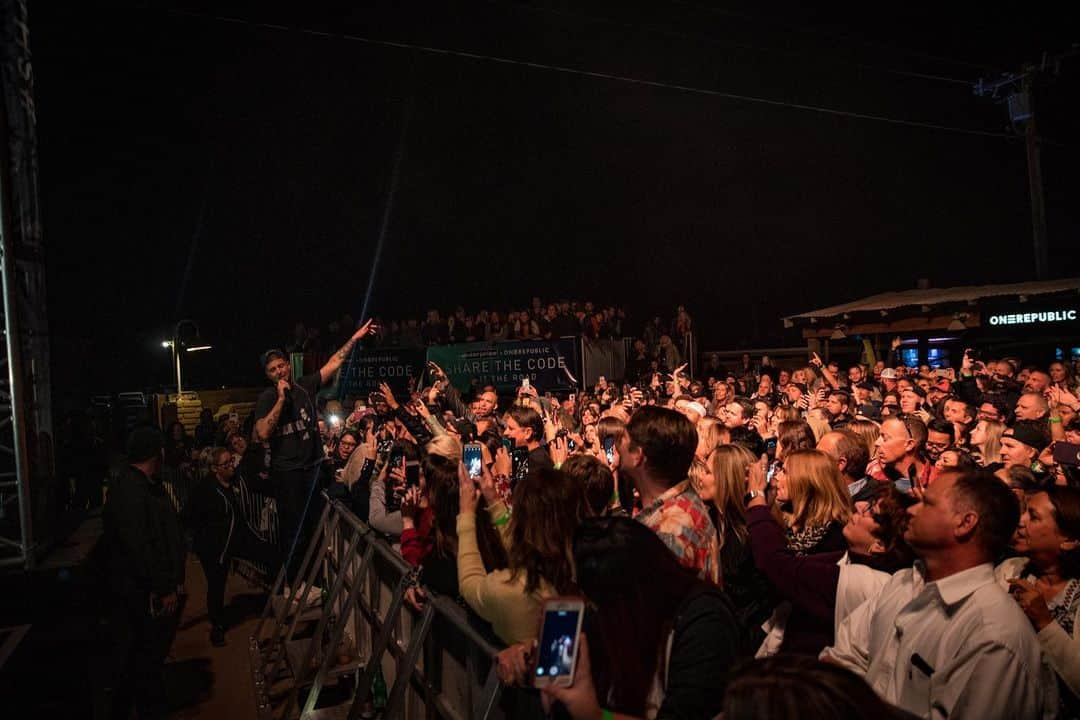 OneRepublicさんのインスタグラム写真 - (OneRepublicInstagram)「The absolute coolest night in the desert with @enterprise & @pappyandharriets #sharethecode」11月16日 17時16分 - onerepublic