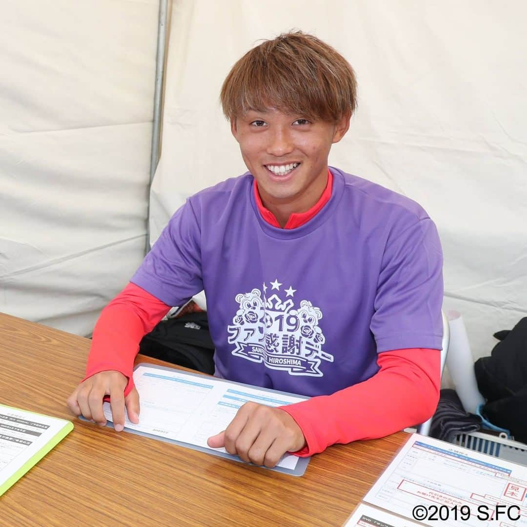 サンフレッチェ広島さんのインスタグラム写真 - (サンフレッチェ広島Instagram)「本日は、吉田サッカー公園でファン感謝デーが行われ、約2,000人のサポーターの方にご来場いただきました🎶  芝生の上でのアトラクションや、グッズ、飲食の販売、ステージなど、様々な場所で多くのサポーターの方とふれあうことができ、たくさんの笑顔があふれた1日となりました😊  ご来場いただいた皆さま、ありがとうございました🙇  2019シーズンは残りあと3試合。最後までともに戦いましょう👍  #sanfrecce #ICHIGAN」11月16日 17時17分 - sanfrecce.official