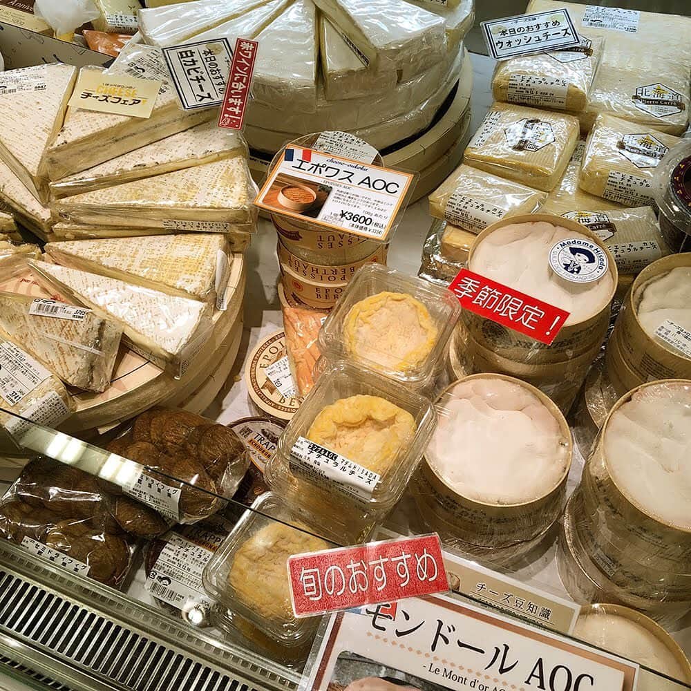 daimarusapporoさんのインスタグラム写真 - (daimarusapporoInstagram)「【ほっぺタウンのチーズフェア🧀】 . 肌寒くなるこの時期に食べたくなるのが「チーズ」！ 地１階ほっぺタウンでは、チーズ専門店〈チーズ王国〉のおすすめチーズをはじめ、チーズを使った惣菜、スイーツなど勢ぞろいしております😊 . 写真1枚目は〈パン・オ・トラディショネル〉の「よくばりチーズトースト」。 コンプレ食パンに4種類のチーズ(クリームチーズ・マスカルポーネ・エメンタールチーズ・ミックスチーズ)をのせ仕上げにはちみつをかけました。 チーズの焼き色がとても美味しそうです😍 . 写真2枚目 〈かま栄〉玉子チーズ 写真3枚目 〈中むらや〉チーズつくね串 写真4枚目 〈イシヤショップ〉イシヤパルフェ 写真5枚目 〈モロゾフ〉デンマーククリームチーズケーキ 写真6枚目 〈ドンク〉十勝のグラン・フロマージュ 写真7枚目 〈洋食コノヨシ〉厳選4種のチーズバーグ 写真8枚目 〈チーズ王国〉おすすめチーズ各種 . などほかにもチーズ好きな方にはたまらないラインアップ✨ . 11/26(火)まで開催しておりますのでぜひご賞味ください❤️ . #チーズ #チーズメニュー #チーズスイーツ #スイーツ #デリカ #パン #大丸札幌」11月16日 17時29分 - daimarusapporo
