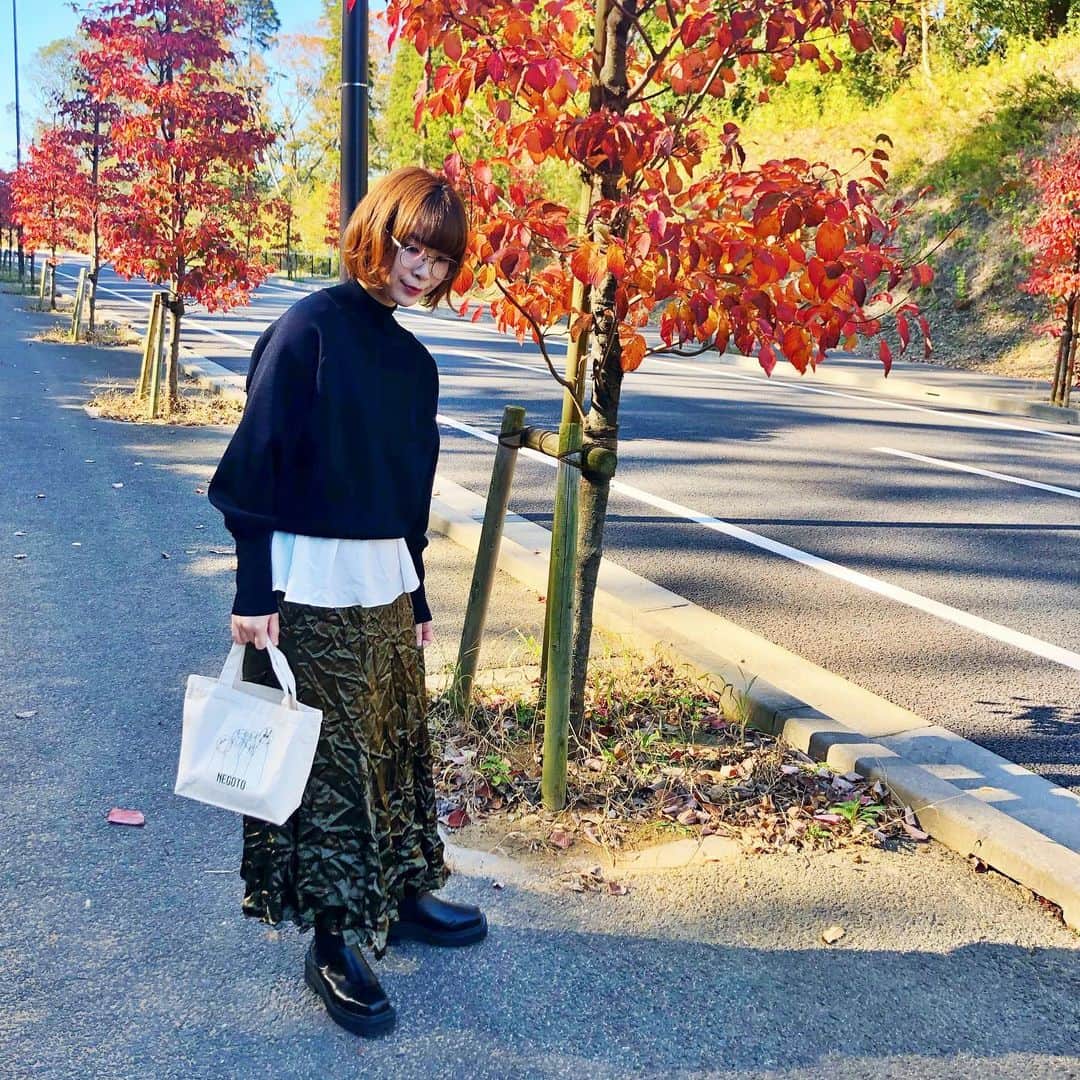 蒼山幸子さんのインスタグラム写真 - (蒼山幸子Instagram)「よき紅葉ぐあい。🍁 しげしげと地面を眺める。 なんだか あっという間に 冬になりそうですね。🥺 全ては時の中に 流れてゆくのだな、と思うと 見過ごさず かといって しがみつかず 今にしかない暖かいものを 受け取っていきたいと 思うこの頃。🐕 みなさまの週末が 上機嫌で心豊かな 週末でありますよう。😌🌹 はじめのひととき 大阪編も間近。 とても楽しみに しております。🕊」11月16日 17時30分 - sachiko_aoyama