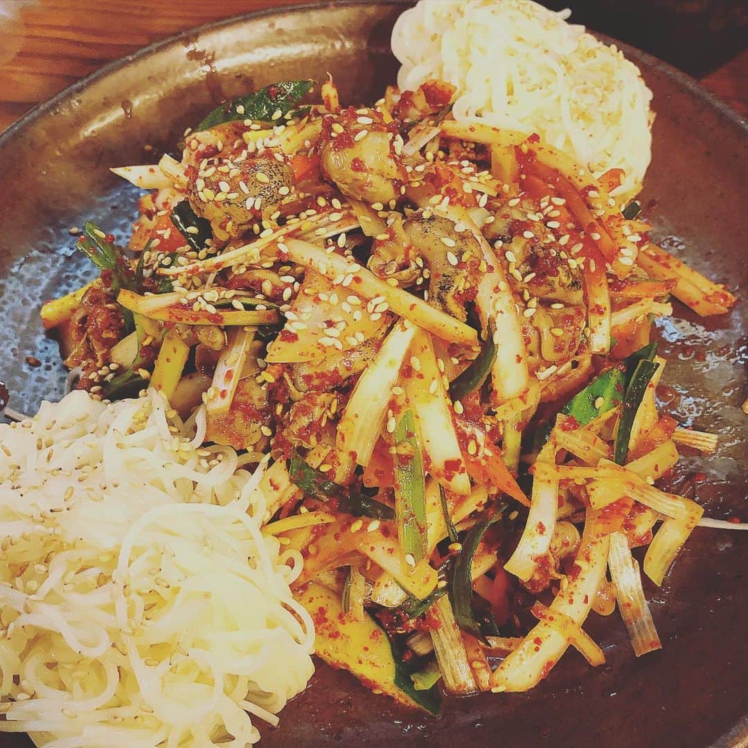 大山恵理乃さんのインスタグラム写真 - (大山恵理乃Instagram)「#韓国 #ソウル #仁寺洞 . . 韓国に生まれて初めて行った日。 韓国で初めての食べ物がここだった。 . . 美味しくて衝撃が走った。 以来ずっと通ってる。 . . .  #スジェビ (韓国風すいとん)のお店 . .  #ドンドンジュ (どぶろく) #ヘムルパジョン (海鮮チヂミ) #コルベンイ (つぶ貝) . . 全部美味しい。　 韓国イチ好きな店。 . . #好きなお店すぎて  #あんまり教えたくないけど  #教えてみる . . #수제비 #해물파전 #골뱅이 #인사동맛집」11月16日 17時27分 - erino_ohyama