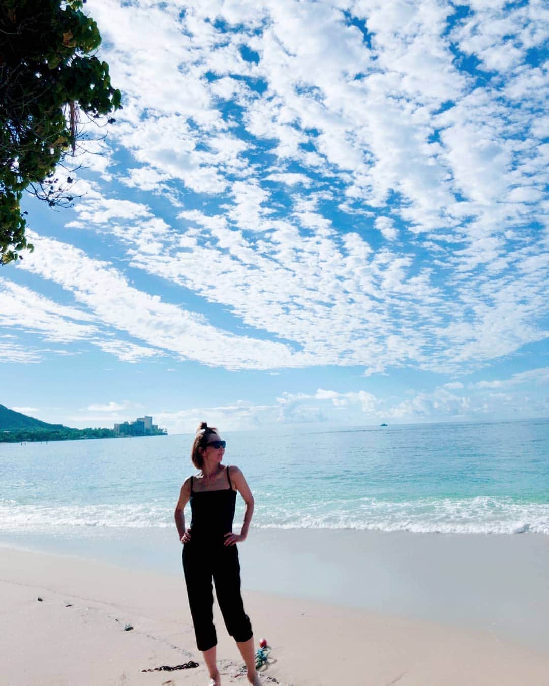 柚希礼音さんのインスタグラム写真 - (柚希礼音Instagram)「. ぼやぼやぼやぼやー❤️ 風と太陽と空と砂浜と ダイヤモンドヘッドと 鳥の鳴き声と人の笑い声  色んなことに ほっこり🐤🐤🐤 溶けました  足下何が落ちてるんやろか  #ハワイ #柚希礼音」11月16日 17時29分 - reonyuzuki_official