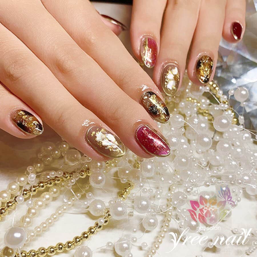 free nail フリーネイルのインスタグラム：「. お客様ネイル💅🏻🍁✨ . 秋色金箔ネイル🌝✨ . キラキラゴージャス🌹🌟 . ⇨スワイプして動画も見てね☝︎🎬✨ . ご来店ありがとうございました🙇🏻‍♀️🙇🏻‍♀️🙇🏻‍♀️💗 . #ネイルアート #ジェルネイル #ネイルサロン #大阪ネイルサロン #ネイルデザイン #ネイルチェンジ #べっ甲ネイル #金箔ネイル #ニュアンスネイル #メタリックネイル #ボルドーネイル #ブラウンネイル #デザインネイル #トレンドネイル #キラキラネイル #大人ネイル #秋ネイル #autumnnails #nailsart #nailsdid #美甲 #日式美甲 #日式美甲胶 #日本美甲师 #日本美甲老师 #美甲上课 #日本胶 #フリーネイル #freenail」