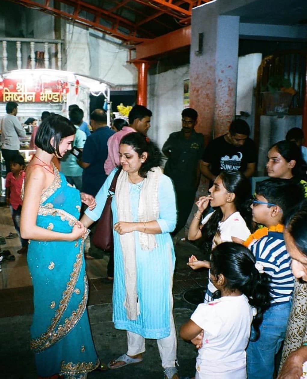 デュア・リパさんのインスタグラム写真 - (デュア・リパInstagram)「In Jaipur last year being taught how to wear a saree. So happy to be in Mumbai today! See you all for the show!!! @oneplus_india 🇮🇳 ❤️」11月16日 17時31分 - dualipa
