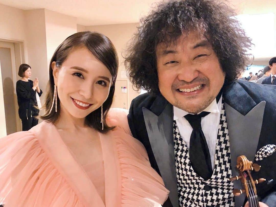 May J.さんのインスタグラム写真 - (May J.Instagram)「「横浜音祭り2019クロージングコンサート」に葉加瀬太郎さんと出演させていただきました！今回歌わせていただいた「横浜みなとみらいホール」は、小中学生の頃学校の音楽コンクールで歌ったことがあり、そんな思い出の場所で地元のオーケストラの方々と共演できとても嬉しかったです！葉加瀬さんとは久々に「To Love You More」を披露しましたが、葉加瀬さんの演奏が本当に素晴らしく、もうこのまま終わって欲しくないくらい最高に幸せな瞬間でした！！またご一緒できる日を楽しみにしています！！ #横浜音祭り2019 #横浜みなとみらいホール #やっぱりフルオーケストラは楽しすぎて一瞬で夢の世界に入る #ピアスは @george828 からの韓国のお土産💓」11月16日 17時32分 - mayjamileh