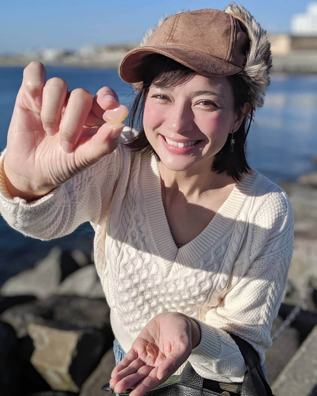 芳美リンさんのインスタグラム写真 - (芳美リンInstagram)「一年中海で遊ぶよー！🌊 謎の宣言。  桜貝を拾った☺ 使いみちを思いつかなかった。 （低い女子力）  もこもこの帽子とざっくりニットがあれば、まだちっとも寒くなんてない！  カモフラのトートは、最近のお気に入り。  さくっと日帰りで岡山行ったときもこれ。  岡山にそれで行くの？と驚かれたけど、  意外とたくさん入るので日帰りならこれで十分でした！☺ #コーデ#pr #トート @dresandmore #dresandmore #キャップ @nakota_official #ナコタ #ニット @anyeeofficial #湘南SUPガール﻿﻿ #SUP#サップ﻿#江ノ島#マリンスポーツ#海好きな人と繋がりたい﻿ #アウトドア #outdoor #beach#旅人#ほっとするひととき_jt」11月16日 17時32分 - lynn.lynn5