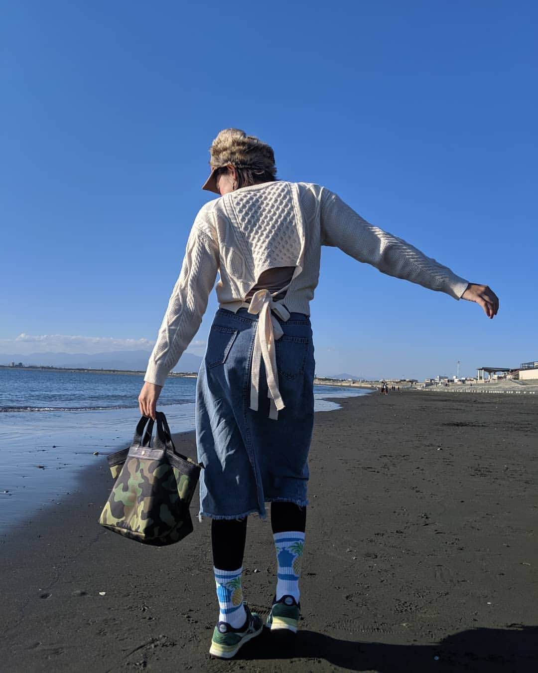 芳美リンさんのインスタグラム写真 - (芳美リンInstagram)「一年中海で遊ぶよー！🌊 謎の宣言。  桜貝を拾った☺ 使いみちを思いつかなかった。 （低い女子力）  もこもこの帽子とざっくりニットがあれば、まだちっとも寒くなんてない！  カモフラのトートは、最近のお気に入り。  さくっと日帰りで岡山行ったときもこれ。  岡山にそれで行くの？と驚かれたけど、  意外とたくさん入るので日帰りならこれで十分でした！☺ #コーデ#pr #トート @dresandmore #dresandmore #キャップ @nakota_official #ナコタ #ニット @anyeeofficial #湘南SUPガール﻿﻿ #SUP#サップ﻿#江ノ島#マリンスポーツ#海好きな人と繋がりたい﻿ #アウトドア #outdoor #beach#旅人#ほっとするひととき_jt」11月16日 17時32分 - lynn.lynn5