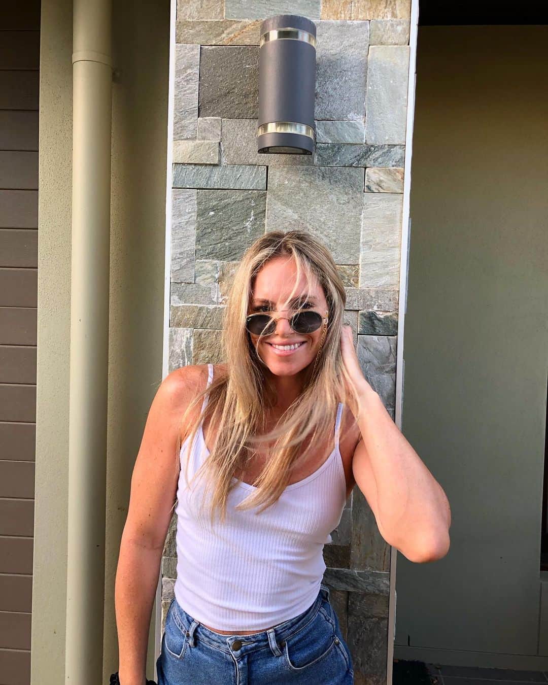 エミリー・シーボームのインスタグラム：「Weekends made better when you get your hair done on Friday!  @nakhair  #nakhair #blonde #hair」