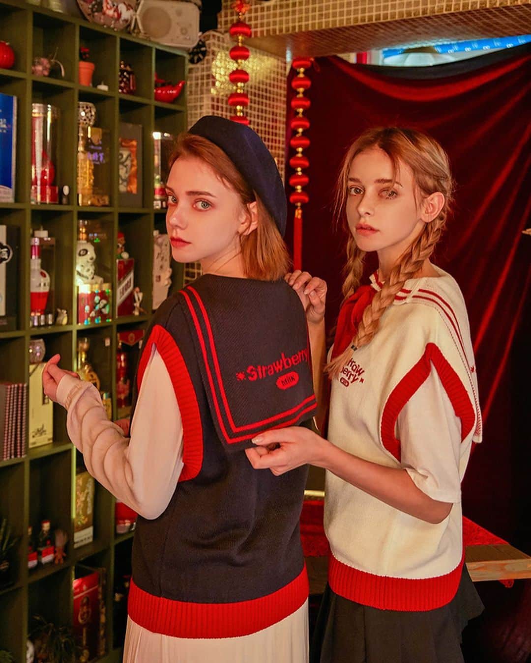 Chuuのインスタグラム：「Strawberry Milk 19fw "Milk Club"  락커룸에서 방금 나온것같은 편안함과 귀여움으로 디자인된 2019FW 스베밀 아이템들! 일상속에서 편하게 입을수있는 소재감과 디자인의 2019FW 컬렉션은 "Milk Club"이라는 주제로 출시됩니다.  실용적이며 편안한 룩에 유니크한 프린트와 로고플레이로 디자인된 19FW 스베밀. 하루빨리 밀크클럽에 조인하세요!  #chuuseoul @strawberrymilk_chuu」