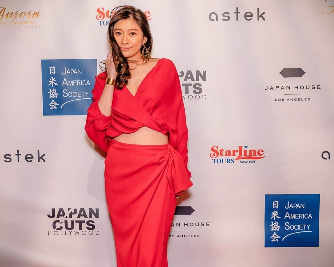 のインスタグラム：「#japancutshollywood#hollywood #reddress#carolinaherrera #goldbangle#artidaoud #篠原涼子  先日ロサンゼルスで行われた#japancutshollywoodでの篠原さん  すきです。 すごく素敵でしたよ☺︎」
