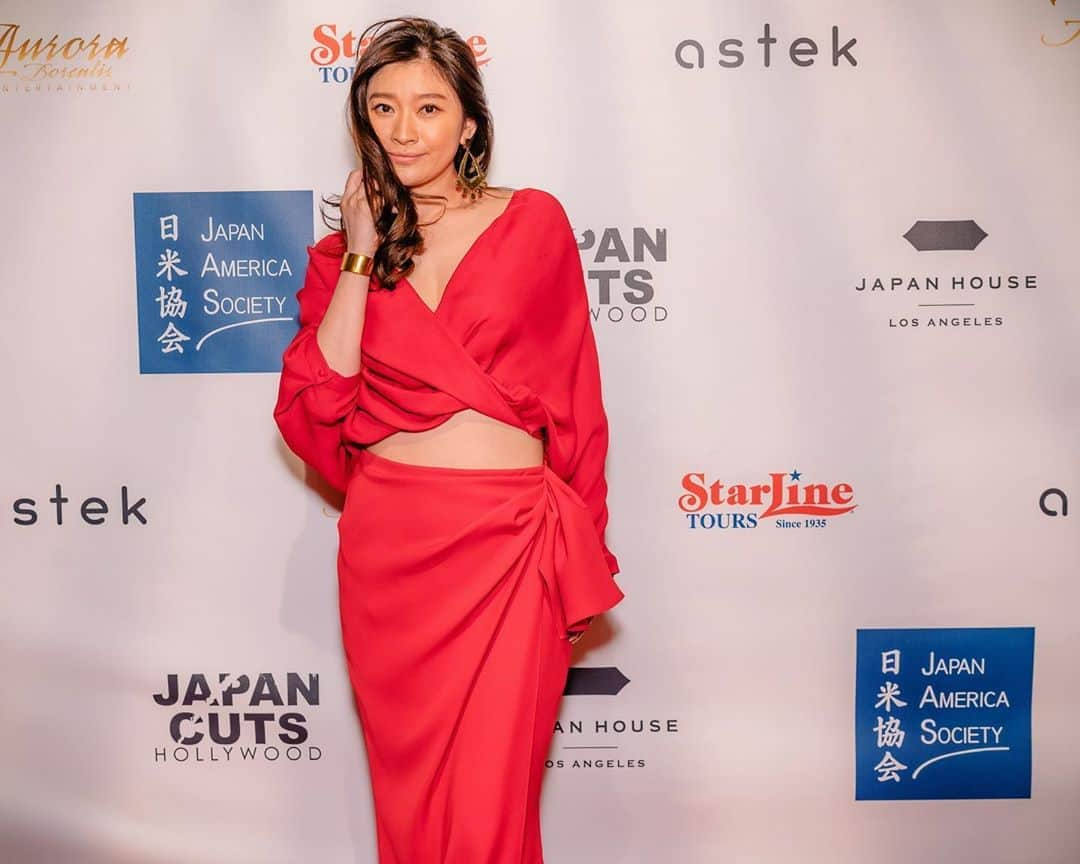 辻直子さんのインスタグラム写真 - (辻直子Instagram)「#japancutshollywood#hollywood #reddress#carolinaherrera #goldbangle#artidaoud #篠原涼子  先日ロサンゼルスで行われた#japancutshollywoodでの篠原さん  すきです。 すごく素敵でしたよ☺︎」11月16日 17時45分 - naoko.ts