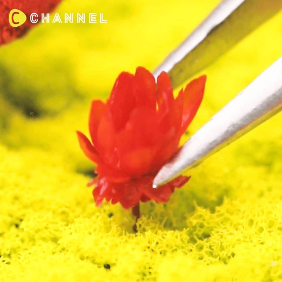 C CHANNEL-Art&Studyのインスタグラム：「✨Cut out of a Forest　DIY Nature Stump🌳 ✨ついつい覗き込んじゃう♡森を切り取ったかのようなオブジェ🌳 . 🎨Follow me👉 @cchannel_artandstudy 🎵 💡Check👉 @cchannel_girls 🎶 📲C CHANNELのアプリもよろしくお願いします💕 . [Things to prepare] ・ Cylinder art block ・adhesive ・ Fake Moss ・ Toothpick ・ tweezers ・ Mushroom parts ・ Flower parts ・ Transparent film ・ tape ・ Highly transparent epoxy resin (two-component) ・ dish . [Steps] * When handling resin, be careful not to touch your skin with gloves on. Also, be sure to provide adequate ventilation during and after use. 1. Spread fake moss on the surface of the art block with adhesive. 2. Decorate with mushrooms and flower parts. 3. Fit the transparent film tightly around the art block without any gaps. 4. Pour a two-part epoxy resin into the film. 5. Leave it on a flat surface such as a plate for one day to prevent it from falling down and let it harden. 6. Remove the film and complete. . . 小さな小さな自然が広がる、見るだけで癒やされるオブジェです。 . 【用意するもの】 ・円柱のアートブロック ・接着剤 ・フェイクモス ・つまようじ ・ピンセット ・きのこのパーツ ・フラワーパーツ ・透明フィルム ・セロテープ ・高透明エポキシ樹脂 (2液性) ・皿 . 【作り方】 ※樹脂を扱うときは手袋などで手を保護し、皮膚につかないよう十分注意してください。また、使用中、使用後は十分に換気を行ってください。 1. アートブロックの表面に接着剤でフェイクモスを敷き詰める。 2. きのこやフラワーのパーツを適量飾る。 3. アートブロックの周りに透明フィルムを隙間のないようぴったりとはりつける。 4. 2液性のエポキシ樹脂をフィルムの中に流し込む。 5. 倒れないように皿など平らなものの上において1日放置して硬化させる。 6. フィルムを取り外して完成。 . . #epoxyresin#epoxyresinart#resinart#resincraft#stump#miniature#miniatureworld#miniatureart#craftsofinstagram#handmadecrafts#interioraddict#mossterrarium#mossgreen#mossy#forest🌲#doityourself#crafting#instacraft#handmadecrafts#handcrafted#resina#realflowers#resinepoxy#miniaturegarden#fake#moss#mashroom#interior#箱庭#cchanDIY」