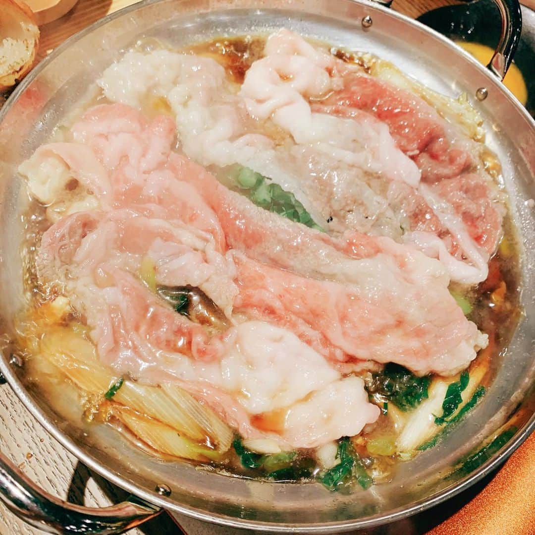 高橋ミカさんのインスタグラム写真 - (高橋ミカInstagram)「@veggiefarm_tokyo に🍅🌽🥬 ケールのすき焼き🥬🥬🥬 めちゃくちゃ美味しかったーーー ケールが、柔らかくて、すごく、すき焼きに合うの！！こんな感じに、ケールを食べたのが、初めて🥬🥬🥬 ヘルシーで、本当に、オススメ！今年の冬の美容鍋は、ケール鍋だね🥬🥬🥬バーニャカウダも、お野菜の甘味を感じる、新鮮野菜！！お野菜を、たっぷり食べたい方にオススメだよーー❤️ #VEGGIEFARMTOKYO #NsLounge #代官山」11月16日 17時50分 - mikatakahashi1971
