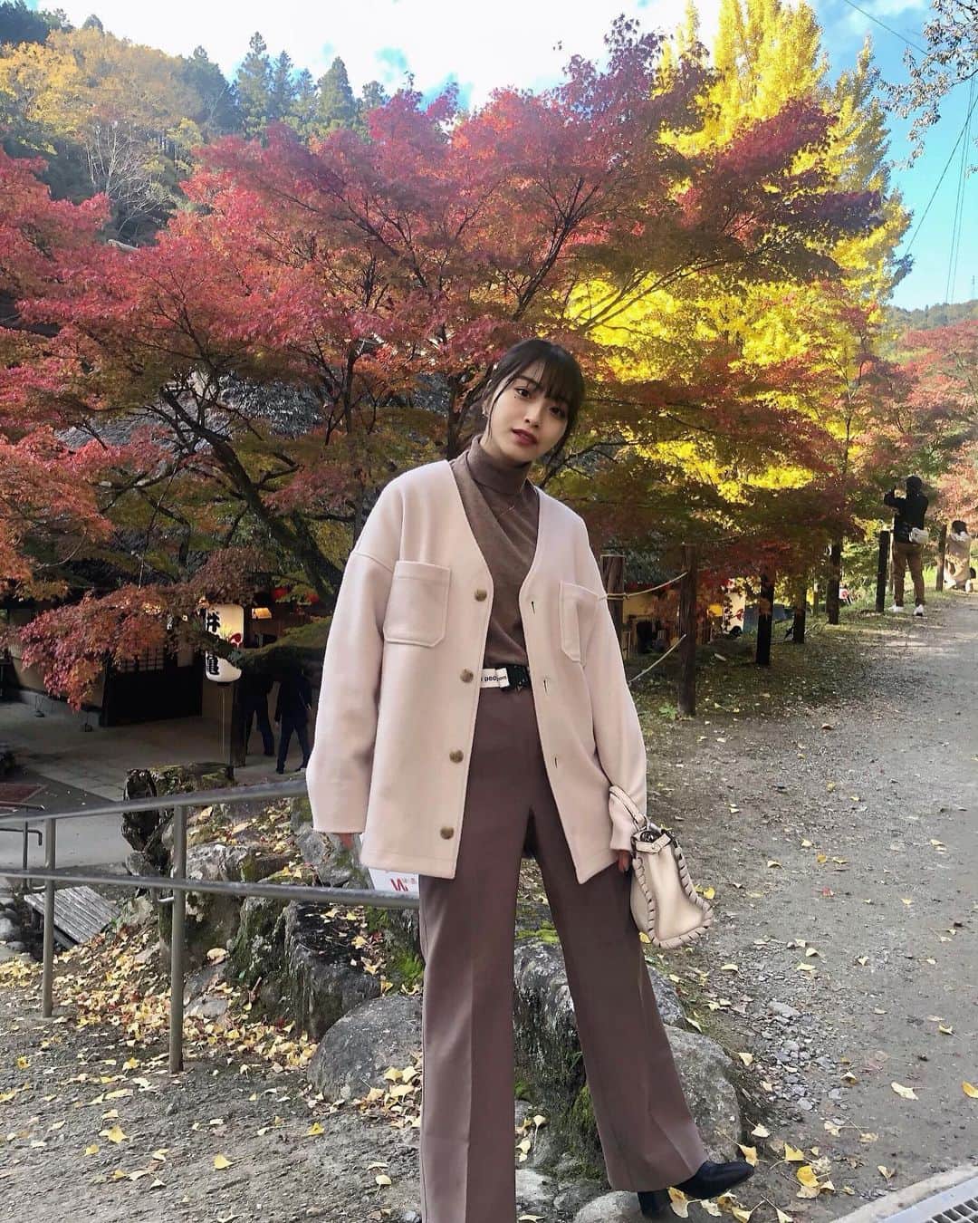 永井理子さんのインスタグラム写真 - (永井理子Instagram)「赤いもみじもいいけど、 黄色いイチョウも綺麗だなぁ🌝 #香嵐渓  #バッグ持ってる手開いてるけどどうやって持ってるんだろう」11月16日 17時51分 - riko_1221
