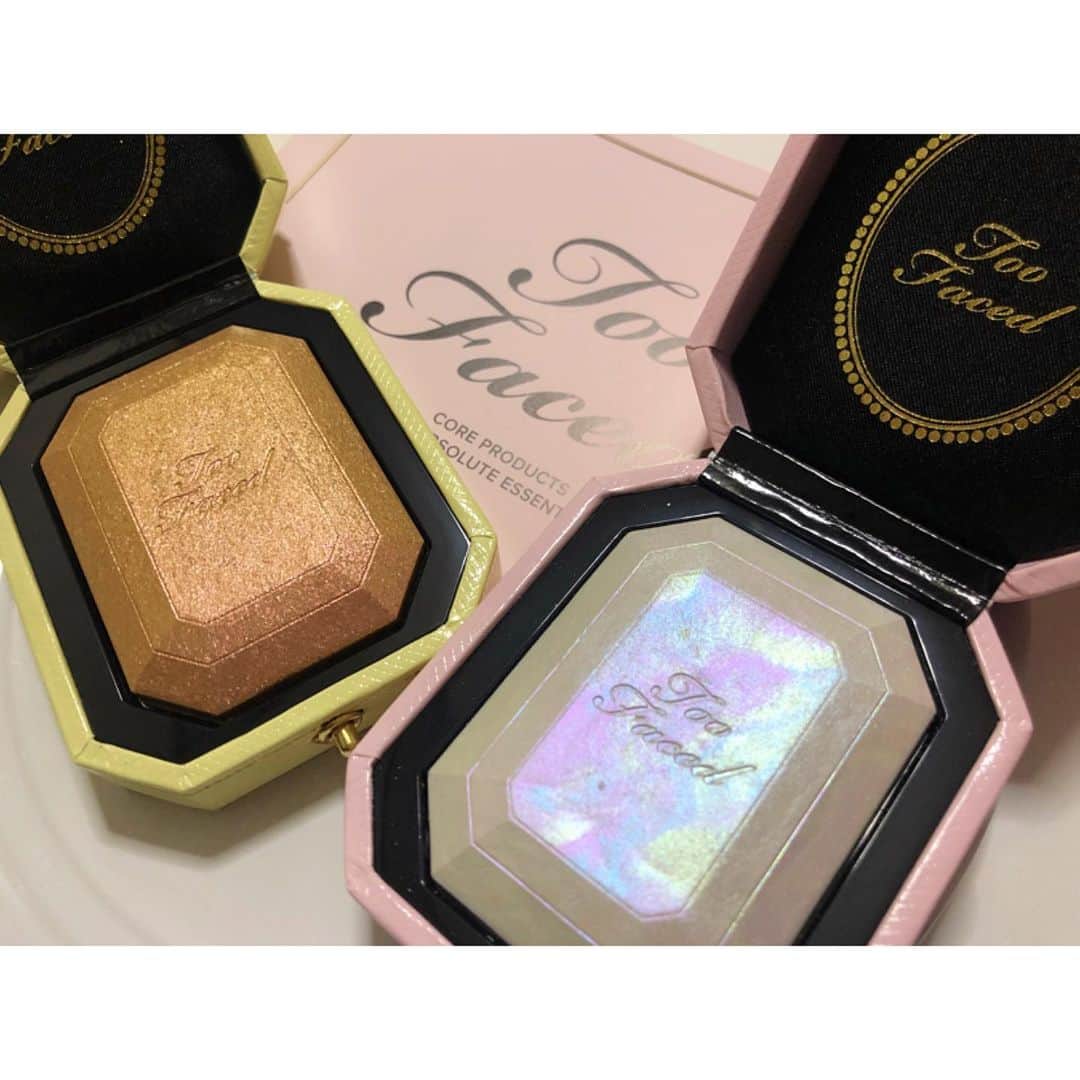 rinaのインスタグラム：「@toofacedlovesjapan 実は買っていましたシリーズ！ 可愛すぎるので今回も接写だよ← . #toofaced #ダイヤモンドライト #マルチユースハイライター . #ダイヤモンドファイア (右) ホワイトベースに ピンクやブルーのオーロラ色！ 写真でもこの輝き～！ . #カナリーダイヤモンド (左) ゴールドベースにピンクや 赤のキラキラがぎっしりー！ 店舗限定色なので迷わずGET！ . ハイライトとしてはもちろん、 チークやアイシャドウに重ねても そりゃまあ、可愛いコト。 リングケース風のパケも映え。 . 取り扱い店が限られるけど 店舗もスタッフさんも可愛いので 是非チェックを💍💓🧚‍♀️ . #トゥーフェイスド #ハイライト #ハイライター #ラメ #キラキラ #コスメ #メイク #ビューティー #チーク #アイシャドウ #ベースメイク #デパコス #限定コスメ」