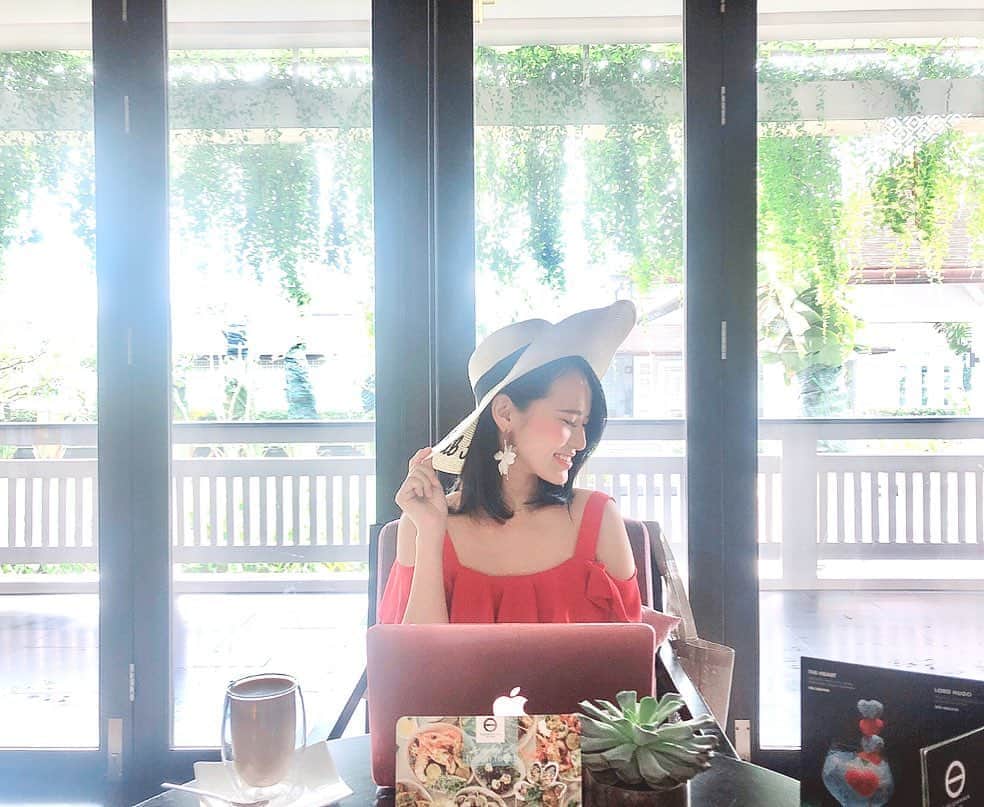 七尾エレナのインスタグラム：「今週は海外旅行に行ったり 友達の結婚式に参列したりと イベント尽くしの1週間でした❤️ ＊ イベント前にはなんとなく いつもマツエクのメンテナンスに行く習慣が😋 旅行や結婚式だから 写真を多く撮るかなーと思って 写真に映えそうなぱっちりおめめにしたくて いつもと違うサロンへ✨ ＊ アイラッシュサロン セリナさん @eyelashsalonserina 今回のデザインは 写真2-4枚目に載せてますが 👇が詳細です！ ——————— フラットラッシュ 140本 SCカール.Cカール 太さMIX 10〜13ミリ キュートデザイン ——————— 私のインスタ投稿見たで 特典付くみたいなので ぱっちりおめめにしたい方はぜひ✨ ＊ #マツエク #アイラッシュサロン #マツエクサロン #アイラッシュ #美活 #メンテナンス #海外旅行 #ダナン #ベトナム #フュージョンマイアダナン #fusionmaiadanang #danang #danangtrip #旅MUSE #タビジョ #✈️」