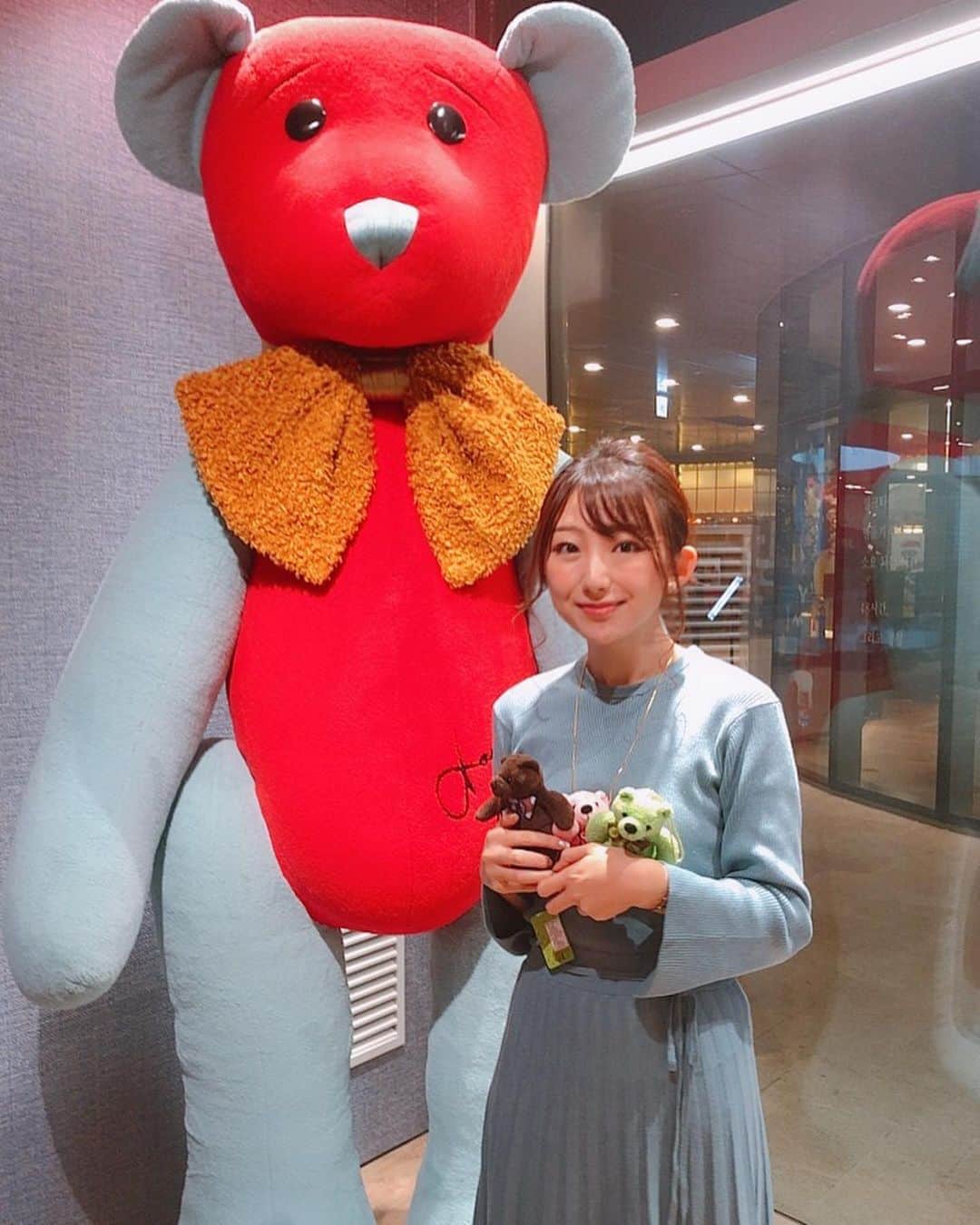 尻無浜冴美のインスタグラム：「#済州島 から帰国✈️🇯🇵﻿ ずーーーっと気になってた#ジョアンベア 遂にゲット🥰﻿ 1つ1つ手作りのテディベア🧸﻿ 韓国には仁川のパラダイスシティと済州神話ワールドの2ヶ所しか路面店は無いみたいなんだけどどっちでも見てていつも気になってたから嬉しい☺️﻿ これは集めたくなる可愛さだな〜💕﻿ ﻿ ﻿ #チェジュ島 ﻿ #済州島旅行 ﻿ #jeju #jejuisland ﻿ #テディベア #ジョアンテディベア ﻿ #joanneteddybear ﻿ #teddybear ﻿ #17live マイイベのプライズでファンの方とおソロにした😘」