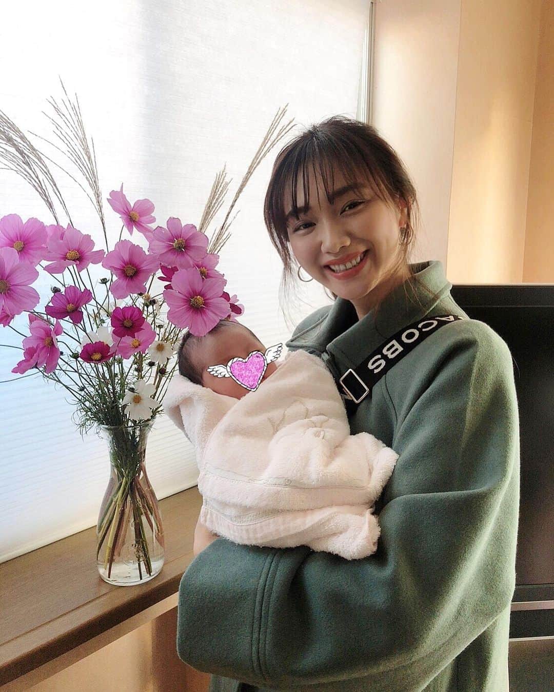 海野ナルのインスタグラム：「お姉ちゃんの子供が生まれました☺️🍀 小さな頃からずっと一緒に居た姉が母に🤱なっている姿を 初めてみた瞬間は泣きそうになりました😢💕 お姉ちゃん、本当に本当におめでとう💝 誕生日が近く同じ天秤座、 おばさん嬉しいよ〜⚖✨✨👶💕 すくすく育ってね🍁💕 #10月生まれベビー #新生児 #ベビー誕生」