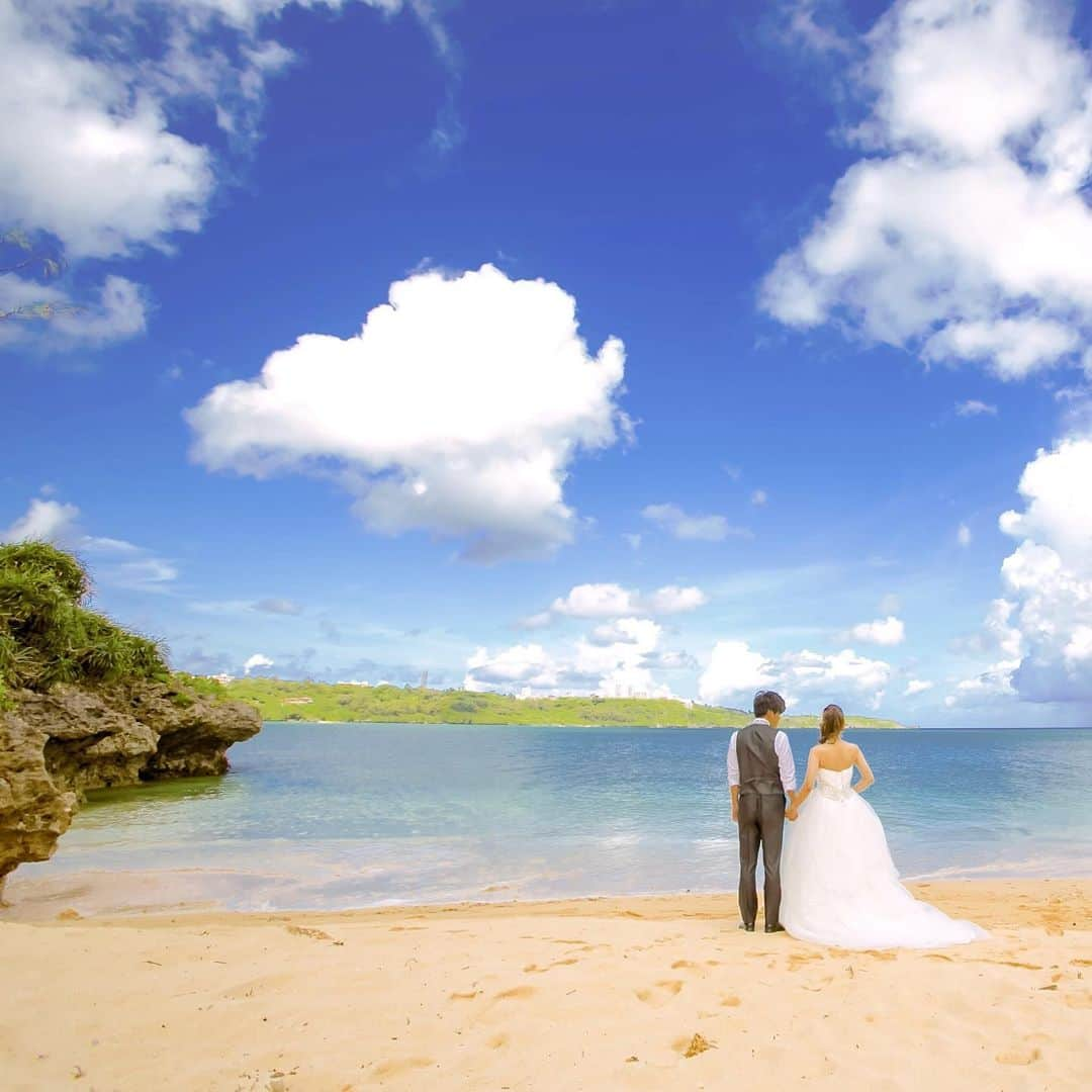 ARLUIS WEDDINGさんのインスタグラム写真 - (ARLUIS WEDDINGInstagram)「リゾートといえば、青い海！ 澄み渡る海をバックに おふたりらしいウエディングフォトを♡ 大切な彼と見たこの景色が これから歩む新しい人生を後押しします* . . . ▪️#アールイズウエディング ▪️Area：#沖縄 ▪️Chapel：#アールイズスイート海の教会 --------- . アールイズウエディングでは、 結婚式当日はもちろん、 おふたりのリゾートステイをご提案。 風までも、思い出になるリゾートウエディングを。 . . . #アールイズウエディング #arluiswedding のハッシュタグをつけて、 ﻿ 投稿・発信してくださいね✈﻿ 公式IGでリグラムさせていただきます✨.﻿ >>> @arluiswedding −﻿﻿ #アールイズ花嫁 #映え婚 #フォトジェニック #インスタ映え −﻿﻿ #wedding #resortwedding #beachwedding #weddingphoto #ウェディングフォト #海の教会 #沖縄挙式 #沖縄リゾートウェディング #沖縄ウェディング #ウェディングブーケ #挙式レポ −﻿﻿ #ロケーションフォト #リゾートウエディング #リゾートフォト #リゾート挙式 #リゾ婚 −﻿﻿ #撮影指示書 #バックショット #ビーチフォトウェディング #リゾートフォトウェディング」11月16日 18時14分 - arluiswedding