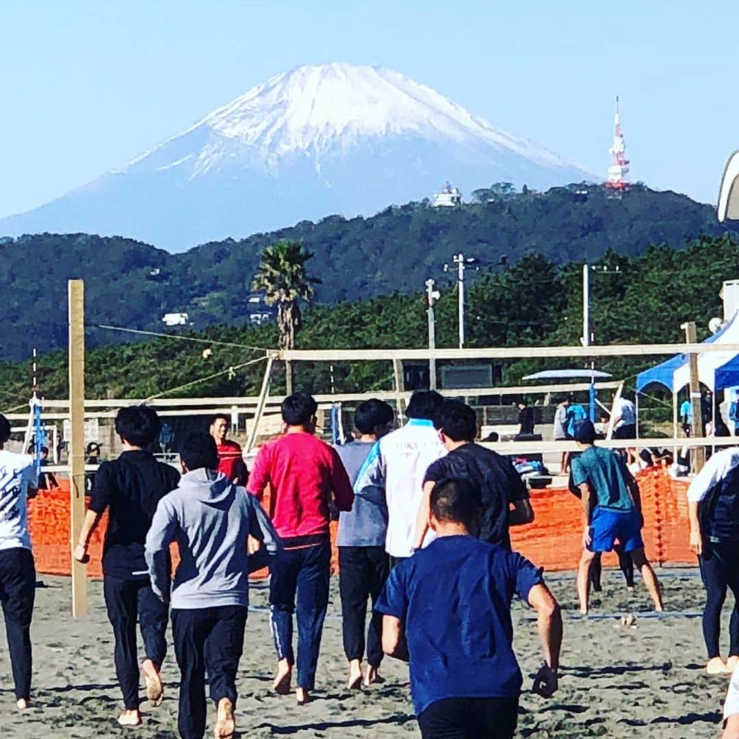 高野進のインスタグラム：「快晴、快走、砂浜練習。」
