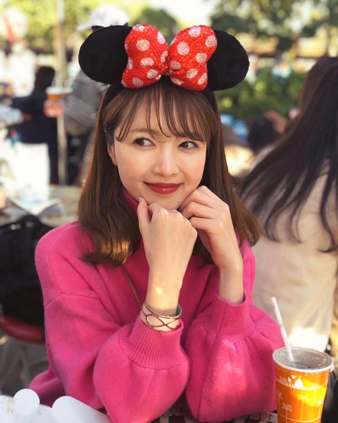 林希乃花さんのインスタグラム写真 - (林希乃花Instagram)「ディズニーランドに行って来ました❣️ この日をとっても楽しみにしてたんだ☺️ また写真アップしよー❤️ . . . お気に入りのバングル💓 @lesgeorgettes_byaltesse フランス発のアクセサリーブランド。 中のレザー部分が入れ替えできてリバーシブルで使えるの😊 メタルパーツのみでも使えるし、 その日のコーデに合わせてカスタムできるからめっちゃ使える👏 そしてピンクゴールドほんまかわゆい💓好き💓 . . . #PR #LesGeorgettesLovers #レジョルジェット #バングル #アクセサリー #ディズニーコーデ #ディズニーランド #ミニーちゃん #ミニーコーデ #子連れディズニー #ママスタグラム #男の子ママ #ファッション #ピンク好き #ピンクゴールドアクセサリー #萌え袖 #ニット #大人カジュアル #冬コーデ #女子会コーデ #デニムコーデ #ミディアムヘア #前髪 #シースルーバング #ミルクティーカラー」11月16日 18時22分 - nonokagram