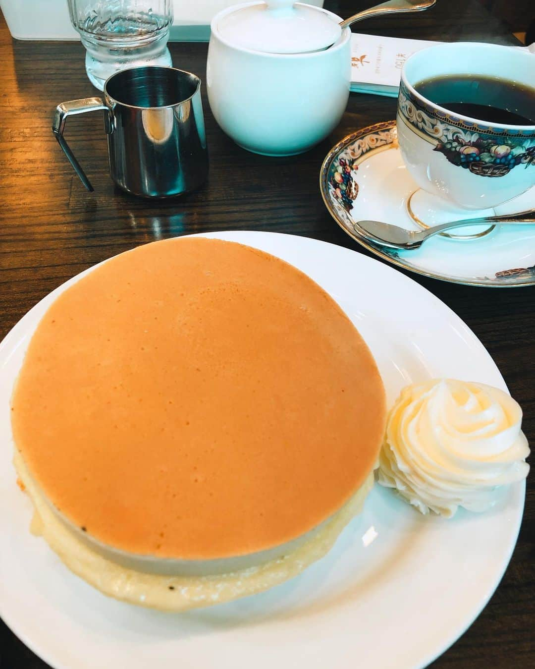 休日課長さんのインスタグラム写真 - (休日課長Instagram)「いつかこのホットケーキ越しの君を見たい」11月16日 18時15分 - kyujitsu_kacho