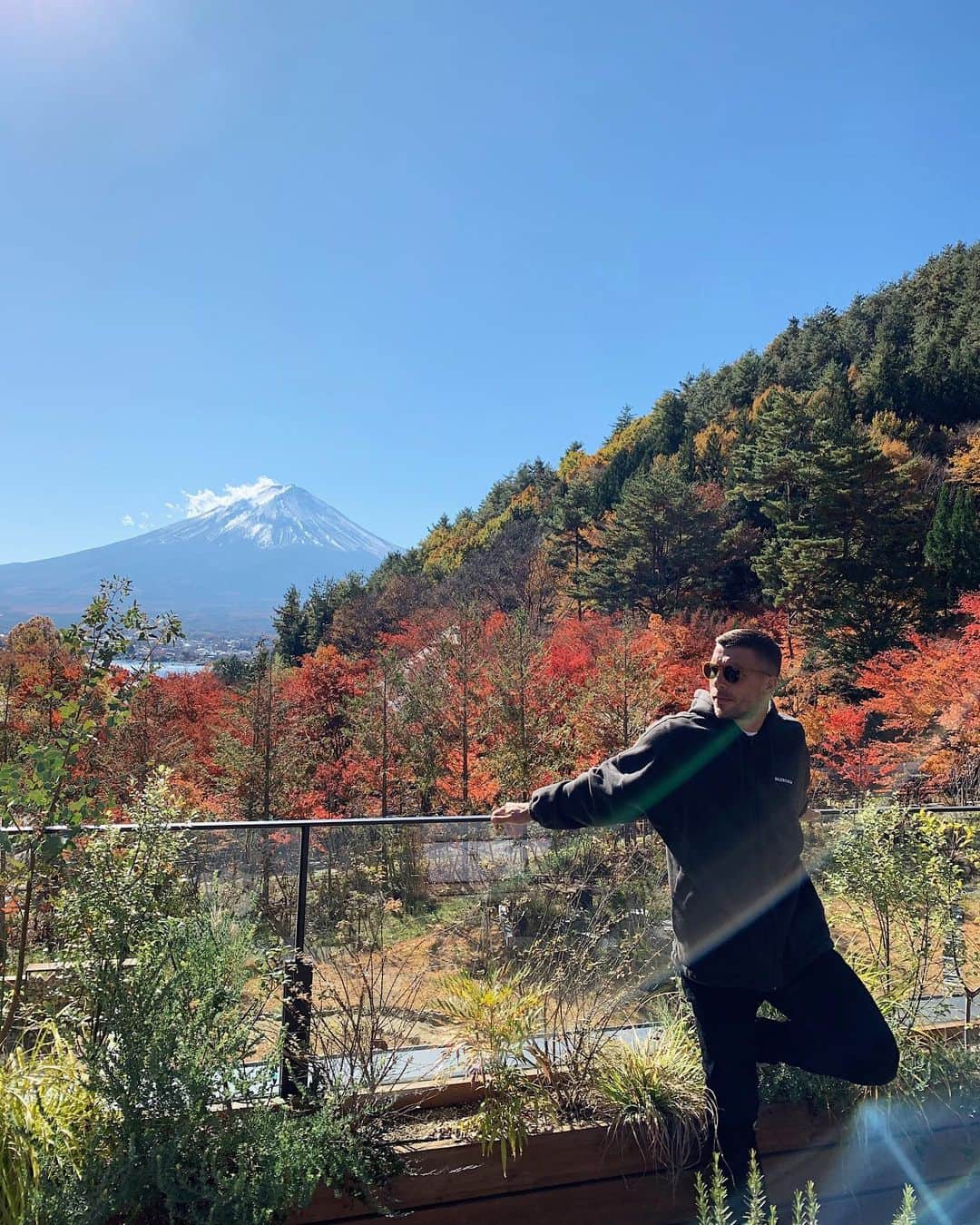 ルーカス・ポドルスキさんのインスタグラム写真 - (ルーカス・ポドルスキInstagram)「Autumn Walk: Me & Fuji 🗻🍁🍂 #japan #poldi #nature」11月16日 18時16分 - lukaspodolski