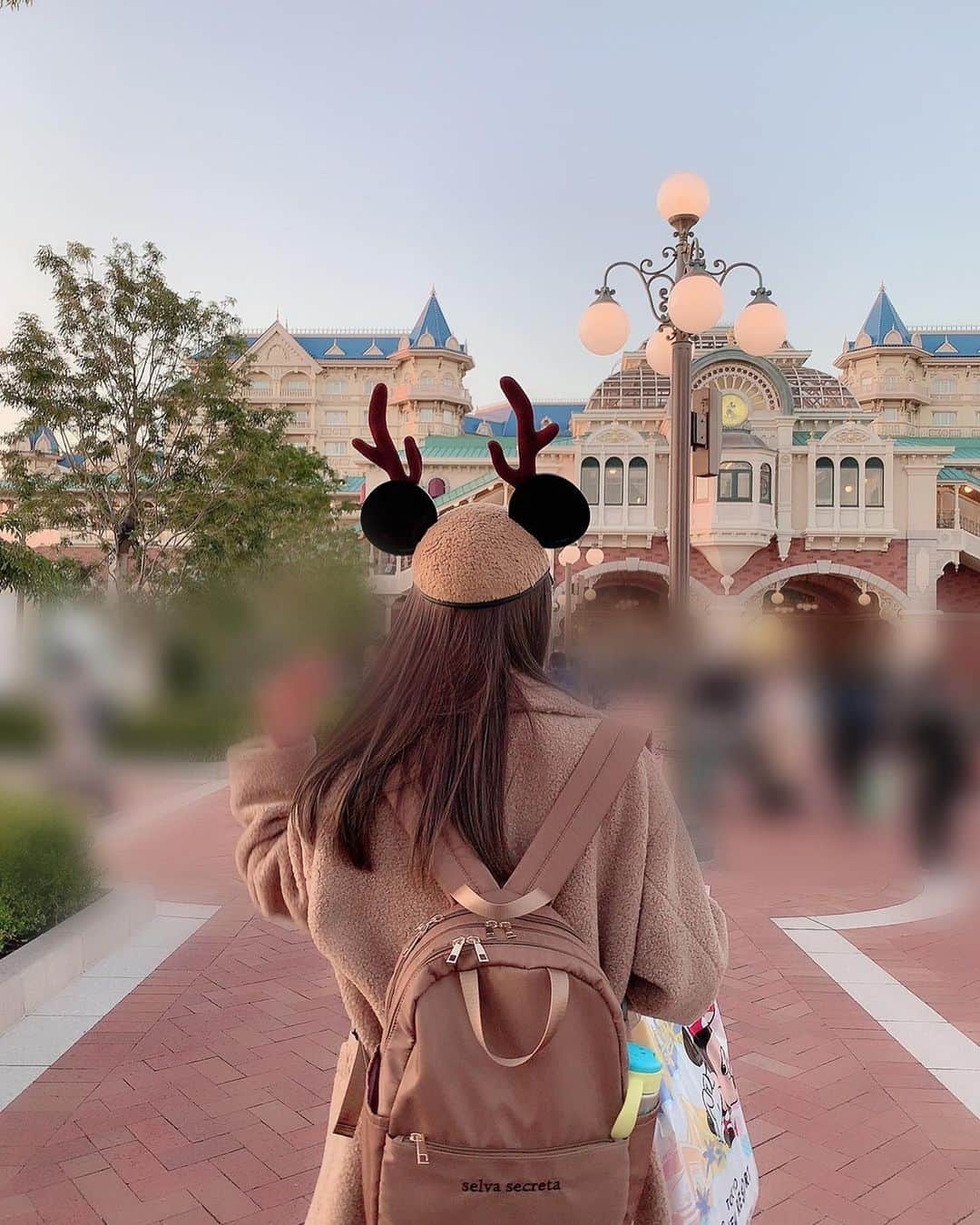 川崎希さんのインスタグラム写真 川崎希instagram ベージュコーデ リュックは多機能リュックのミニサイズのベージュ コートはselva Secretaの新作でもうすぐ発売になるやつだよ Selvasecreta Selvasecreta ディズニーランド 11月16日 18時17分