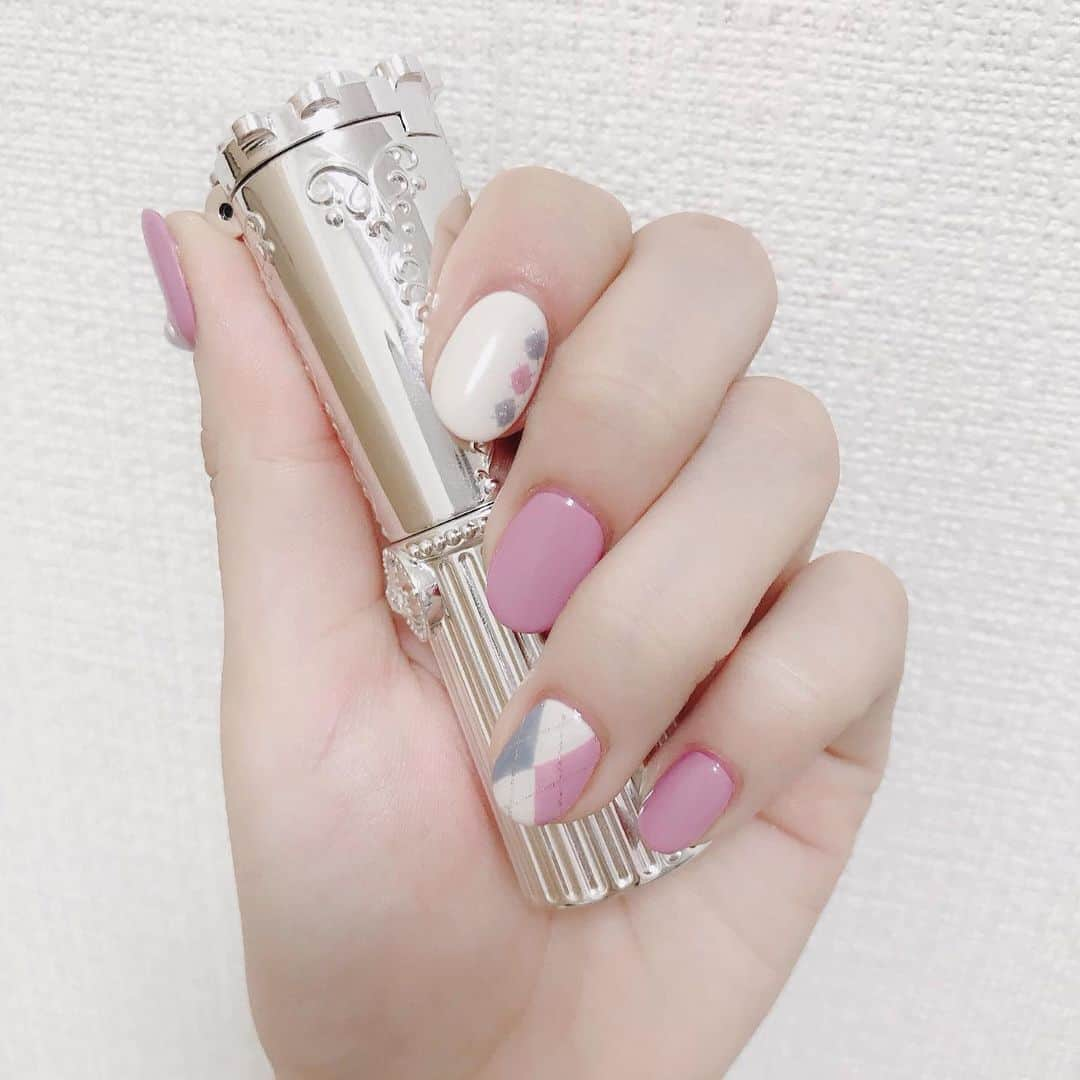 長南舞さんのインスタグラム写真 - (長南舞Instagram)「久しぶりのネイル💅 アーガイル柄めっちゃ可愛くないですか🙊💕 やっぱりネイルは気分も上がるしおしゃれだし好きだなぁ…♥︎︎∗︎*ﾟ  #ネイル #ネイルデザイン #アーガイルネイル #ピンクネイル #parkbytokyo銀座店」11月16日 18時20分 - chonanmai