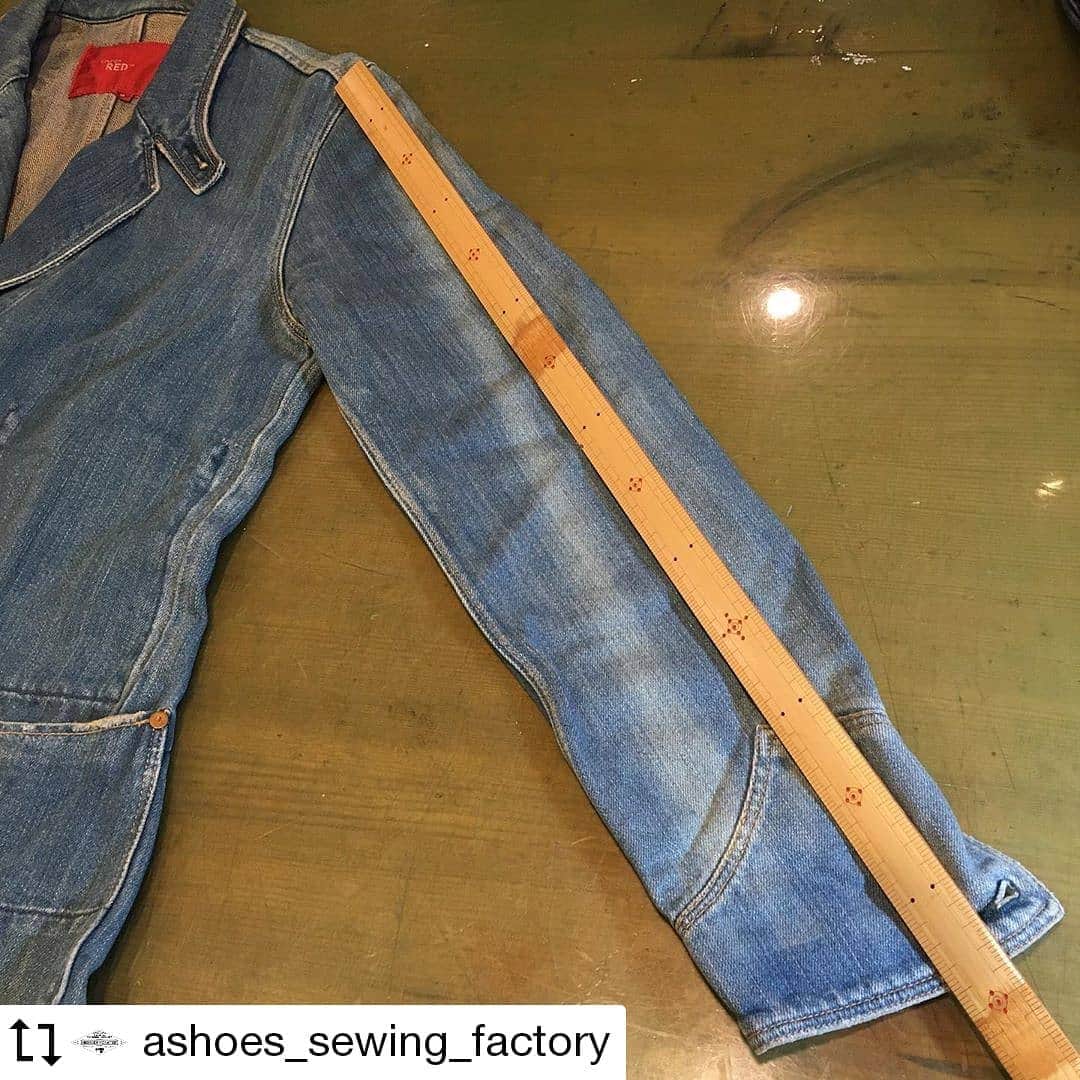 select shop「ASHOES」 SHOP STAFFのインスタグラム：「#Repost @ashoes_sewing_factory Made by @Image.Downloader · · · · デニムジャケットの袖丈の変更リペア。  アームホール（袖釜）にて、7cmほど袖丈を短くしました。  デニム生地ですが、綺麗なシルエットを狙ったテーラード的な袖山の高いパターン。そこを大切にリペアしました。  お気軽に ご相談ください。 −−−−−−−−−−− ジーンズをカッティングから丸縫いもしています。  シルエットの別注も可能です。 −−−−−−−−−−− #リメイク #デニムリペア #ジーンズ修理 #デニム修理 #サイズ変更 #幅出し #handmade #ハンドメイド #ashoes #亜洲'S #さいたま #大宮 #デニム #ジーンズ #裾上げ #チェーンステッチ #お直し #リペア #穴埋め #タタキ #singersewing #Unionspecial #sewing #sewingmachine #ミシン #シンガーミシン #ユニオンスペシャル #jukI #unionspecial43200g」