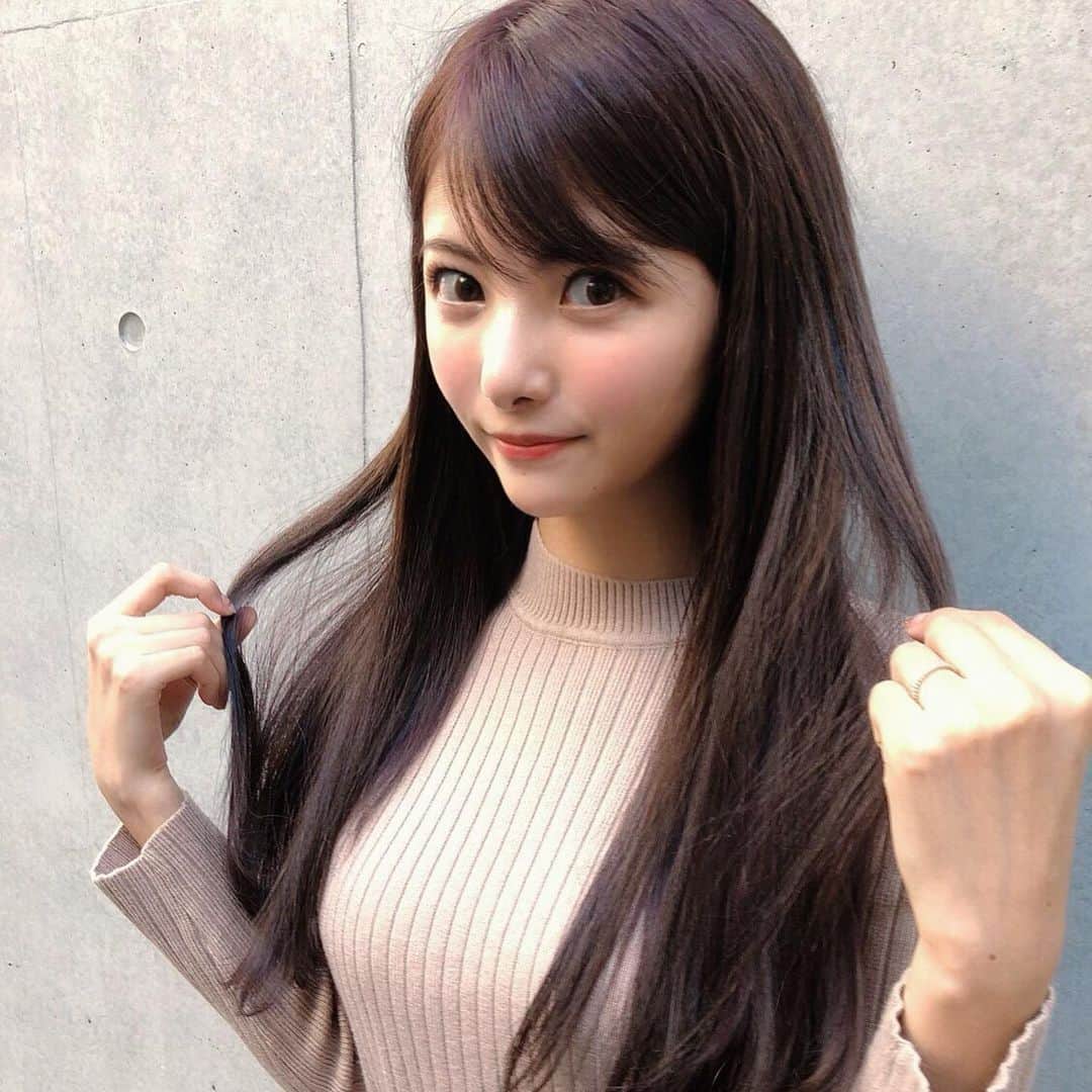 岡田栞奈のインスタグラム：「ヘアメンテナンス💓 地毛が早くロングに なりますように🥺✨✨ #エクステ #ロング #黒髪 #黒髪ロング #清楚 #カラーリング #美容室 #ヘアメンテナンス #渋谷」