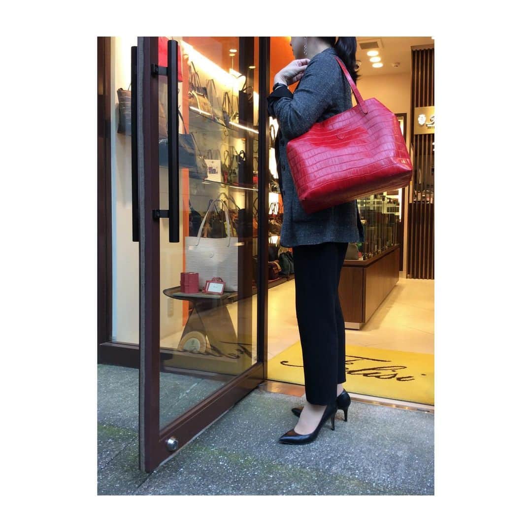 Felisi Japan 〔フェリージ〕さんのインスタグラム写真 - (Felisi Japan 〔フェリージ〕Instagram)「【フェリージ 長崎店】 . シンプルなデザインのクロコ型押しトートバッグ。シックなお洋服に一際目を引くレッド、さり気なく持たれてみられませんか♪ . 長崎店では、カラーバリエーション豊富に取り揃えております。皆さまのご来店お待ちしております。 . Model No. 15/50/SA（1枚目） Model No. 17/28/SA（2枚目） . . . #felisi #bag #totebag #red #madeinitaly #フェリージ #トートバッグ #レザートート #クロコ型押し #レッド #赤」11月16日 9時38分 - felisi_japan