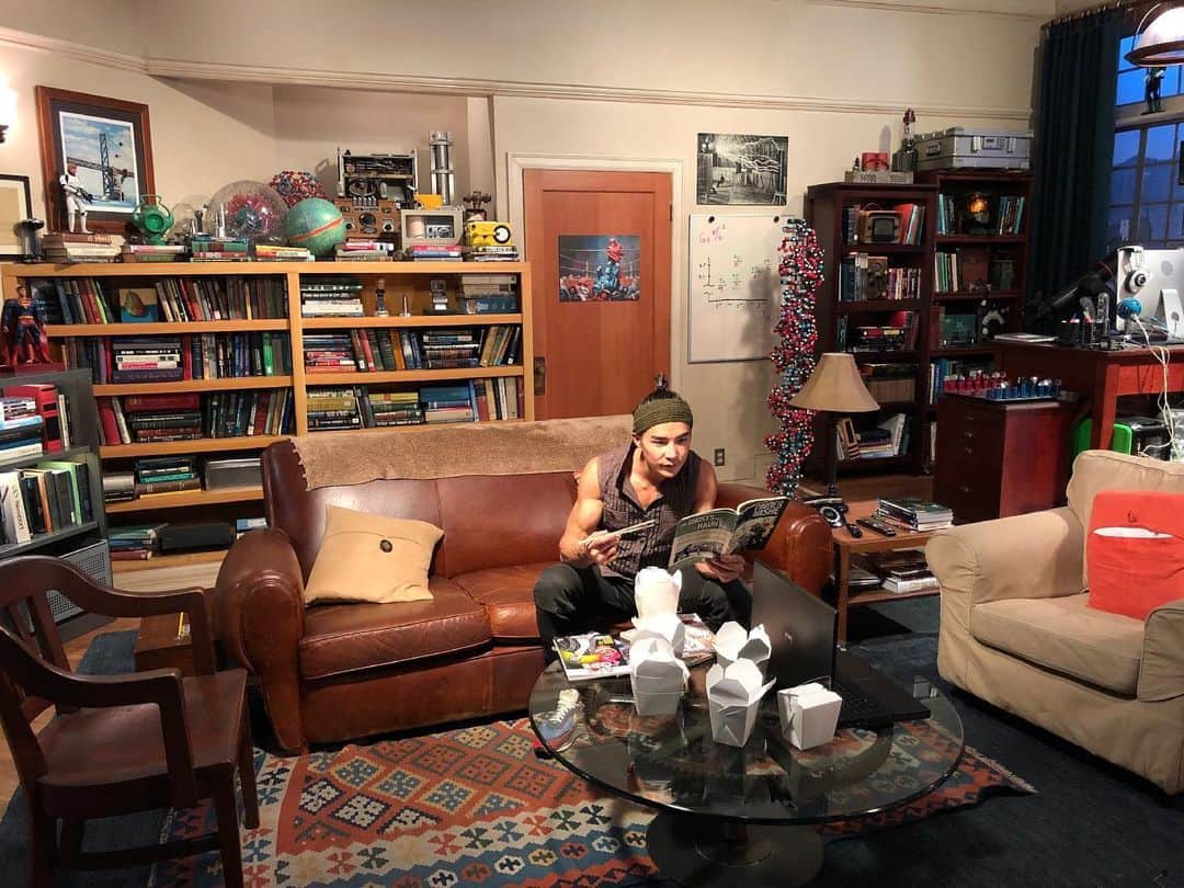ルーディ・リンのインスタグラム：「Look familiar? Guess who’s living room I’m chowing down in?」