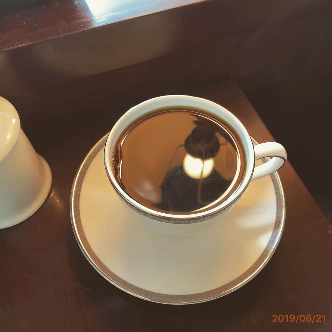 のインスタグラム：「【☕️白金高輪駅 ベルエキップ☕️】 2019.6.21 この日もずっと台本読み📚  #喫茶店がそこにあるから #珈琲があればいい」