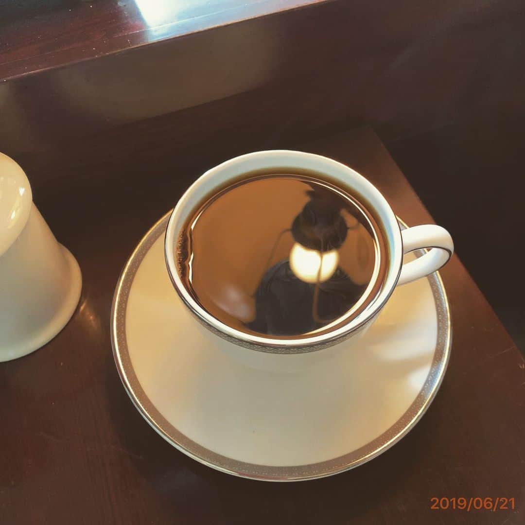 石井正則のインスタグラム：「【☕️白金高輪駅 ベルエキップ☕️】 2019.6.21 この日もずっと台本読み📚  #喫茶店がそこにあるから #珈琲があればいい」